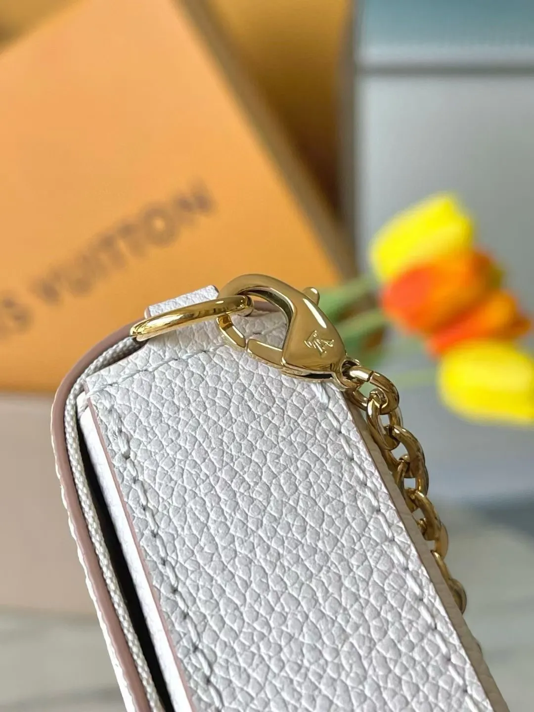 💰780 (first-grain leather) top original order M14968 This Pochette Felicie chain bag is dip-dyed in double-tone leather and equipped with detachable pockets with zippers and card compartments. A new interpretation of the Monogram pattern is laid out on it. The dazzling chain offers a variety of carrying options, allowing you to move elegantly between day and night. Dimensions: 21 × 12 × 3 cm