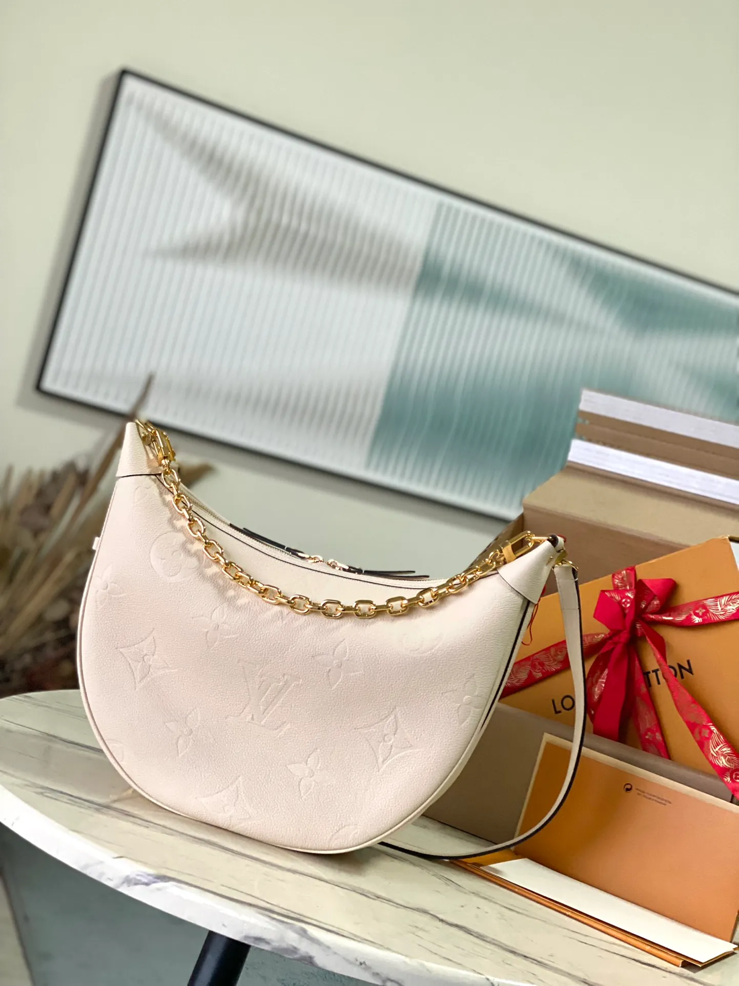 💰1300 (top layer leather) top original order M46739. Support counter inspection. Photos taken of duty-free goods are consistent with the product without unpacking. This product is an exclusive duty-free product in the market and is the highest-end product. Inspection is supported. This product has passed strict inspection and is flawless. Please wear gloves when touching the product. This product is not returnable or exchangeable. Please confirm the product first and then remove the label on the handle. This product is temporarily not open to the public, only regular customers, and is in short supply. Dimensions: 38 x 26 x 10 cm