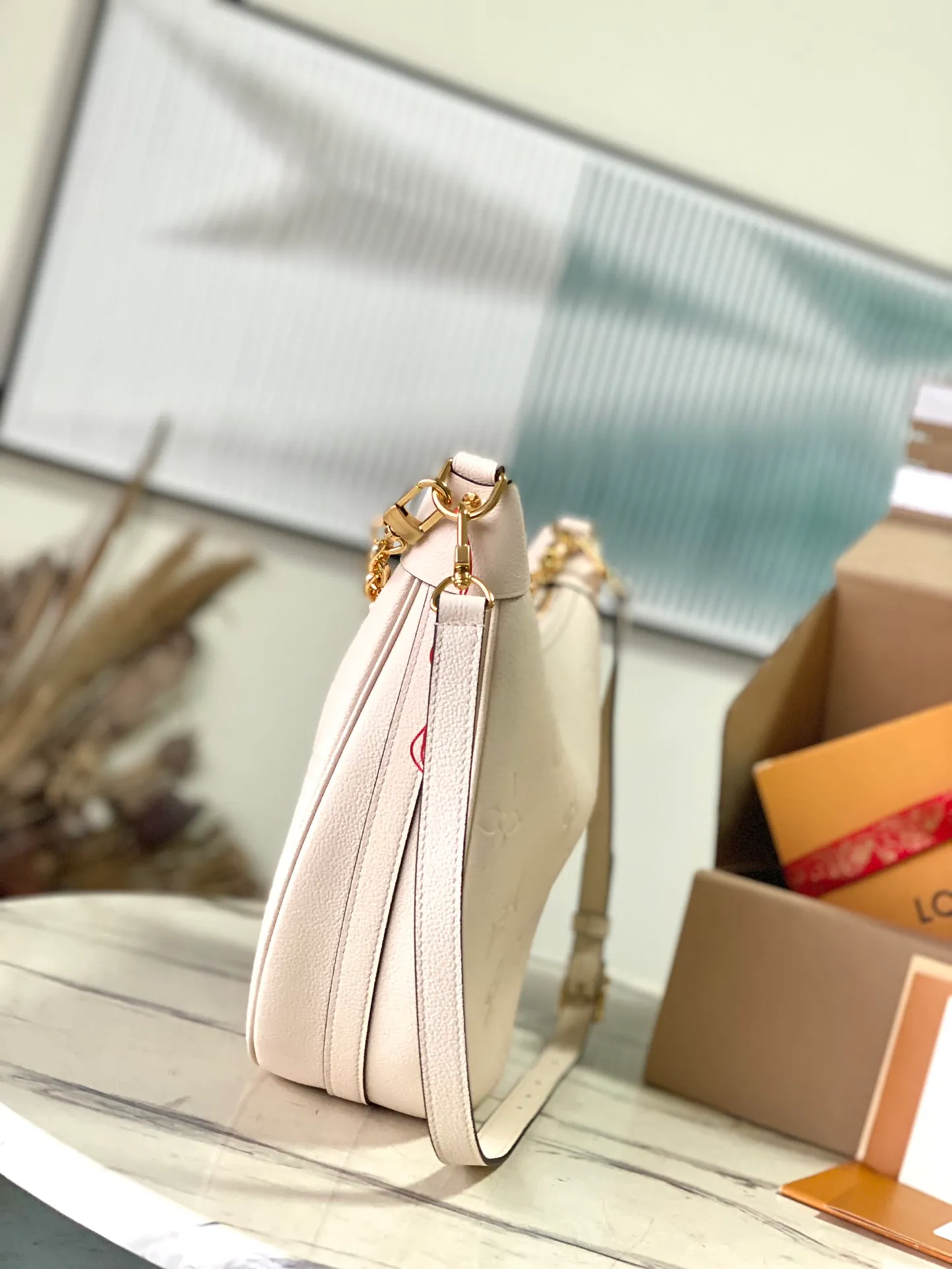 💰1300 (top layer leather) top original order M46739. Support counter inspection. Photos taken of duty-free goods are consistent with the product without unpacking. This product is an exclusive duty-free product in the market and is the highest-end product. Inspection is supported. This product has passed strict inspection and is flawless. Please wear gloves when touching the product. This product is not returnable or exchangeable. Please confirm the product first and then remove the label on the handle. This product is temporarily not open to the public, only regular customers, and is in short supply. Dimensions: 38 x 26 x 10 cm