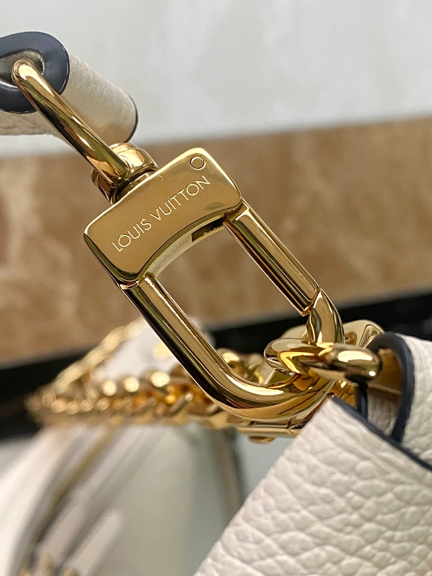 💰1300 (top layer leather) top original order M46739. Support counter inspection. Photos taken of duty-free goods are consistent with the product without unpacking. This product is an exclusive duty-free product in the market and is the highest-end product. Inspection is supported. This product has passed strict inspection and is flawless. Please wear gloves when touching the product. This product is not returnable or exchangeable. Please confirm the product first and then remove the label on the handle. This product is temporarily not open to the public, only regular customers, and is in short supply. Dimensions: 38 x 26 x 10 cm