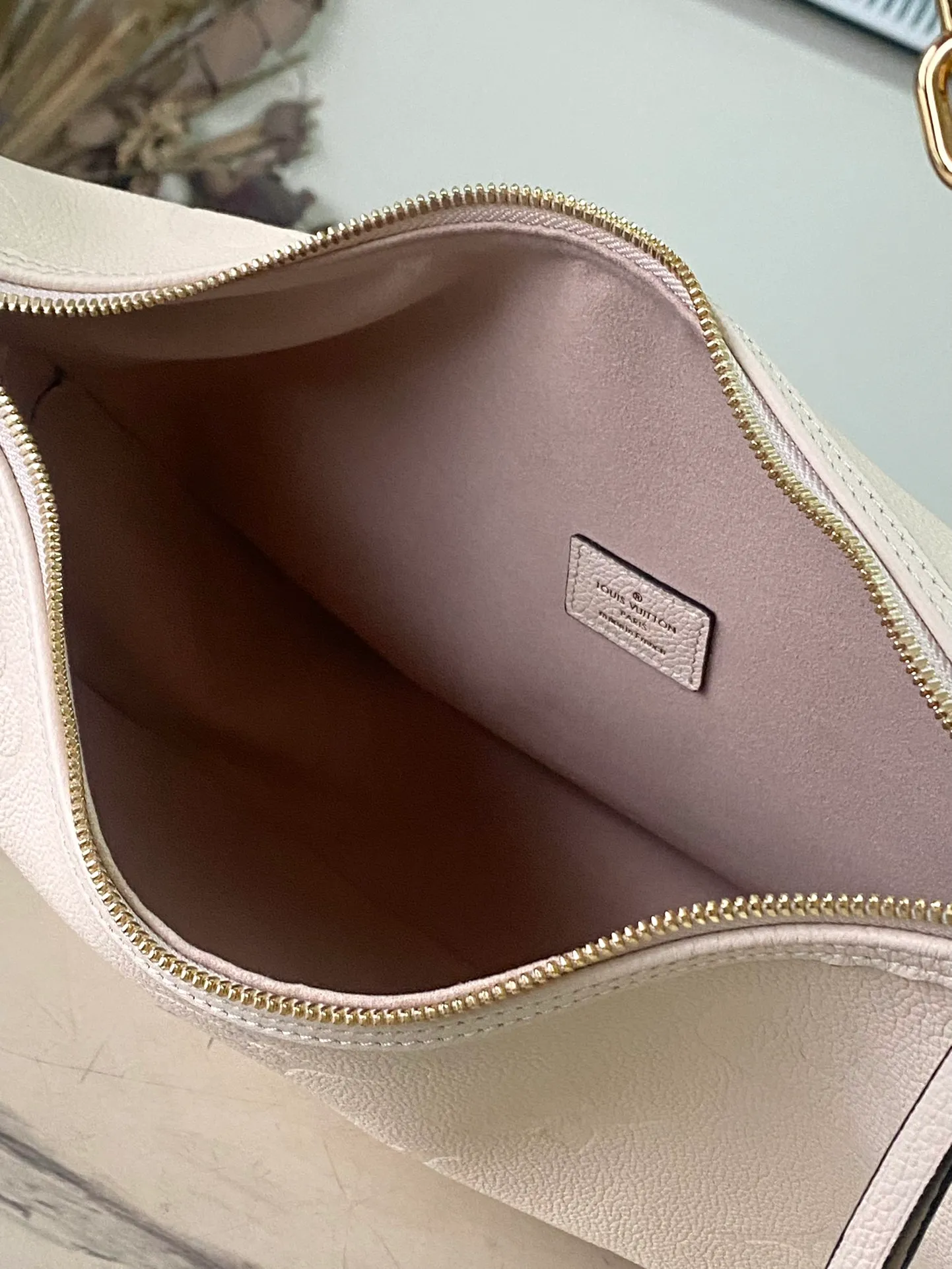 💰1300 (top layer leather) top original order M46739. Support counter inspection. Photos taken of duty-free goods are consistent with the product without unpacking. This product is an exclusive duty-free product in the market and is the highest-end product. Inspection is supported. This product has passed strict inspection and is flawless. Please wear gloves when touching the product. This product is not returnable or exchangeable. Please confirm the product first and then remove the label on the handle. This product is temporarily not open to the public, only regular customers, and is in short supply. Dimensions: 38 x 26 x 10 cm