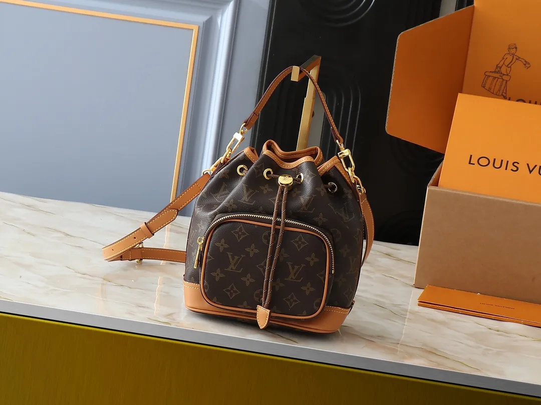 💰Large 130. Small 240💰Upgraded from the original M14199 M14017 Noe Cargo is a compact bucket bag made of glossy cow leather, showing a nylon-like technological luster, and is lined with deep-toned fabric. Metal parts, including the LV letters attached to a ball chain, are the only color-coordinated elements on this monochromatic bag. Roomy front pocket inside. ·Cow leather trim fabric lined with hardware Drawstring and metal closure main compartment LV pendant zipper pull Pearl rivets Louis Vuitton Paris patch ·Zip front pocket Shoulder strap: Removable, adjustable strap Half length: 40.0 cm Small size: 24✘22✘16cm Large size: 28✘22✘16cm (H✘L✘W)