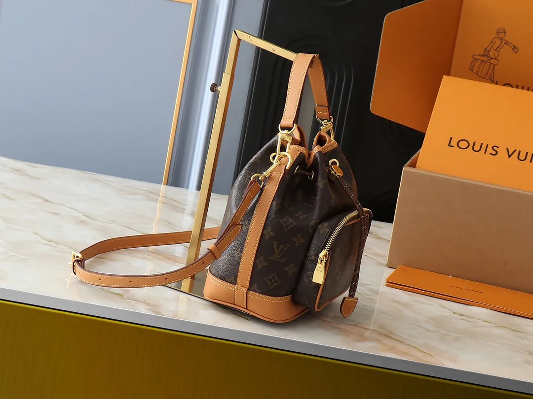 💰Large 130. Small 240💰Upgraded from the original M14199 M14017 Noe Cargo is a compact bucket bag made of glossy cow leather, showing a nylon-like technological luster, and is lined with deep-toned fabric. Metal parts, including the LV letters attached to a ball chain, are the only color-coordinated elements on this monochromatic bag. Roomy front pocket inside. ·Cow leather trim fabric lined with hardware Drawstring and metal closure main compartment LV pendant zipper pull Pearl rivets Louis Vuitton Paris patch ·Zip front pocket Shoulder strap: Removable, adjustable strap Half length: 40.0 cm Small size: 24✘22✘16cm Large size: 28✘22✘16cm (H✘L✘W)