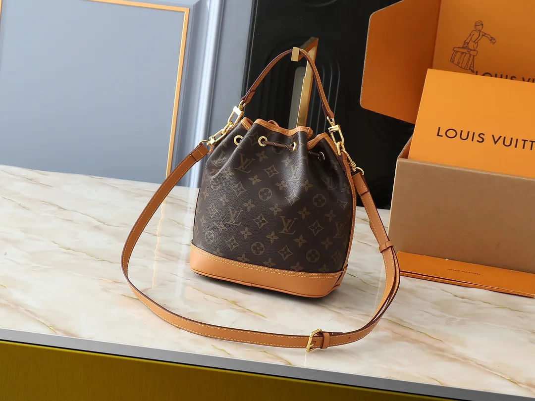 💰Large 130. Small 240💰Upgraded from the original M14199 M14017 Noe Cargo is a compact bucket bag made of glossy cow leather, showing a nylon-like technological luster, and is lined with deep-toned fabric. Metal parts, including the LV letters attached to a ball chain, are the only color-coordinated elements on this monochromatic bag. Roomy front pocket inside. ·Cow leather trim fabric lined with hardware Drawstring and metal closure main compartment LV pendant zipper pull Pearl rivets Louis Vuitton Paris patch ·Zip front pocket Shoulder strap: Removable, adjustable strap Half length: 40.0 cm Small size: 24✘22✘16cm Large size: 28✘22✘16cm (H✘L✘W)