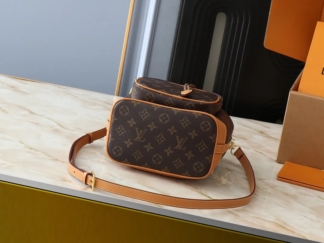 💰Large 130. Small 240💰Upgraded from the original M14199 M14017 Noe Cargo is a compact bucket bag made of glossy cow leather, showing a nylon-like technological luster, and is lined with deep-toned fabric. Metal parts, including the LV letters attached to a ball chain, are the only color-coordinated elements on this monochromatic bag. Roomy front pocket inside. ·Cow leather trim fabric lined with hardware Drawstring and metal closure main compartment LV pendant zipper pull Pearl rivets Louis Vuitton Paris patch ·Zip front pocket Shoulder strap: Removable, adjustable strap Half length: 40.0 cm Small size: 24✘22✘16cm Large size: 28✘22✘16cm (H✘L✘W)