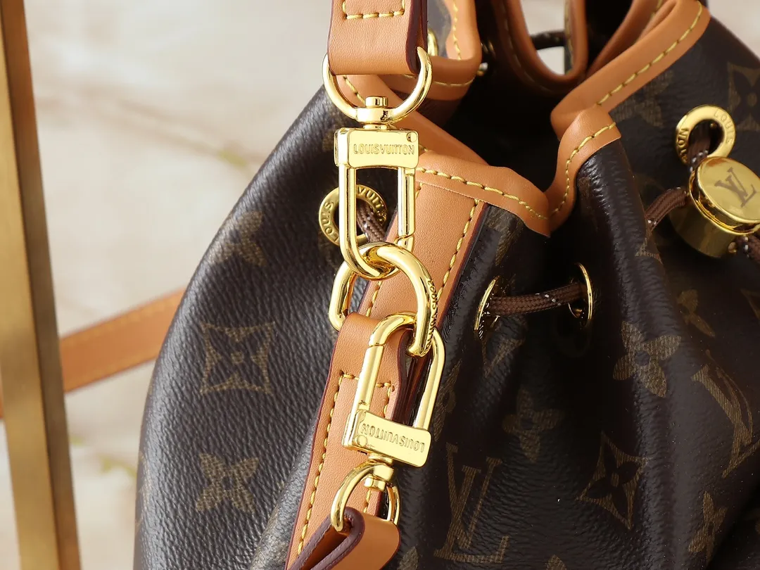 💰Large 130. Small 240💰Upgraded from the original M14199 M14017 Noe Cargo is a compact bucket bag made of glossy cow leather, showing a nylon-like technological luster, and is lined with deep-toned fabric. Metal parts, including the LV letters attached to a ball chain, are the only color-coordinated elements on this monochromatic bag. Roomy front pocket inside. ·Cow leather trim fabric lined with hardware Drawstring and metal closure main compartment LV pendant zipper pull Pearl rivets Louis Vuitton Paris patch ·Zip front pocket Shoulder strap: Removable, adjustable strap Half length: 40.0 cm Small size: 24✘22✘16cm Large size: 28✘22✘16cm (H✘L✘W)