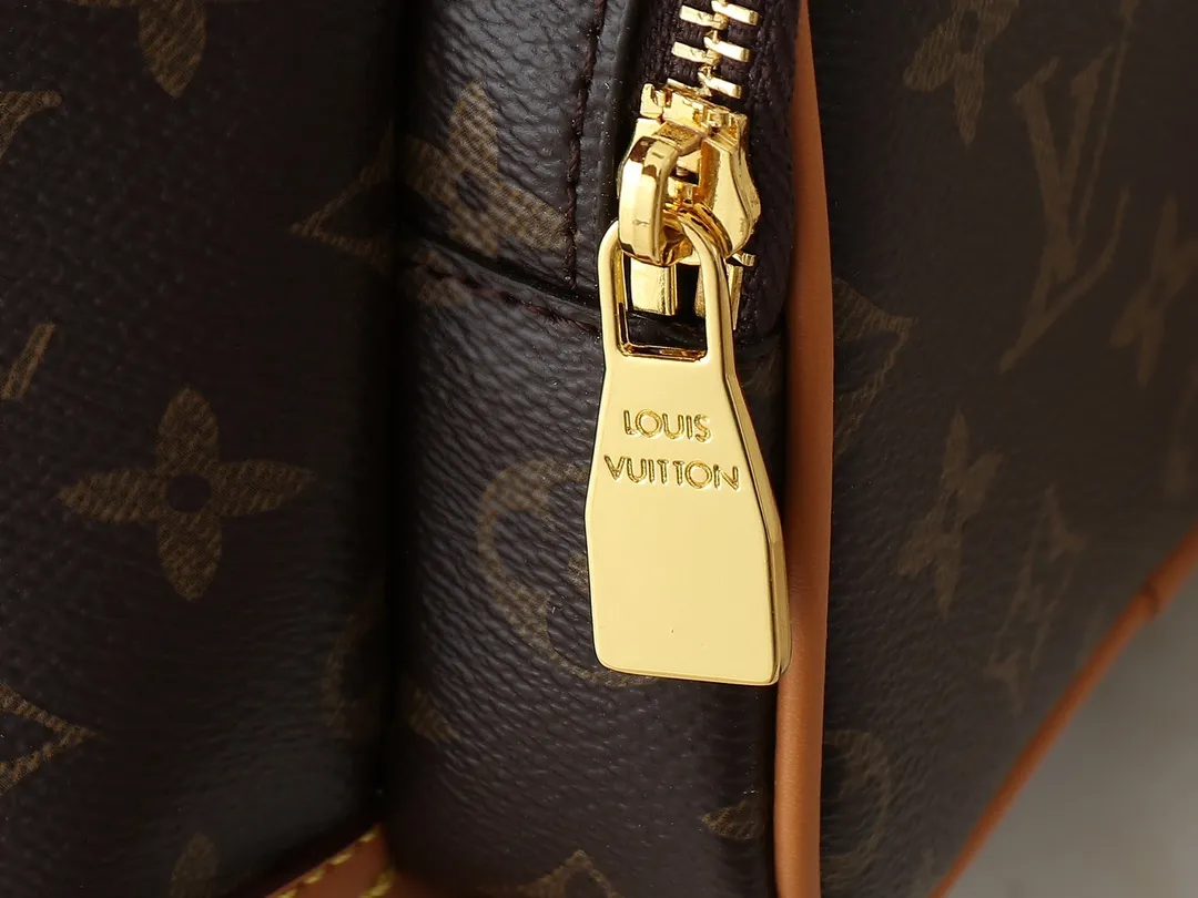 💰Large 130. Small 240💰Upgraded from the original M14199 M14017 Noe Cargo is a compact bucket bag made of glossy cow leather, showing a nylon-like technological luster, and is lined with deep-toned fabric. Metal parts, including the LV letters attached to a ball chain, are the only color-coordinated elements on this monochromatic bag. Roomy front pocket inside. ·Cow leather trim fabric lined with hardware Drawstring and metal closure main compartment LV pendant zipper pull Pearl rivets Louis Vuitton Paris patch ·Zip front pocket Shoulder strap: Removable, adjustable strap Half length: 40.0 cm Small size: 24✘22✘16cm Large size: 28✘22✘16cm (H✘L✘W)