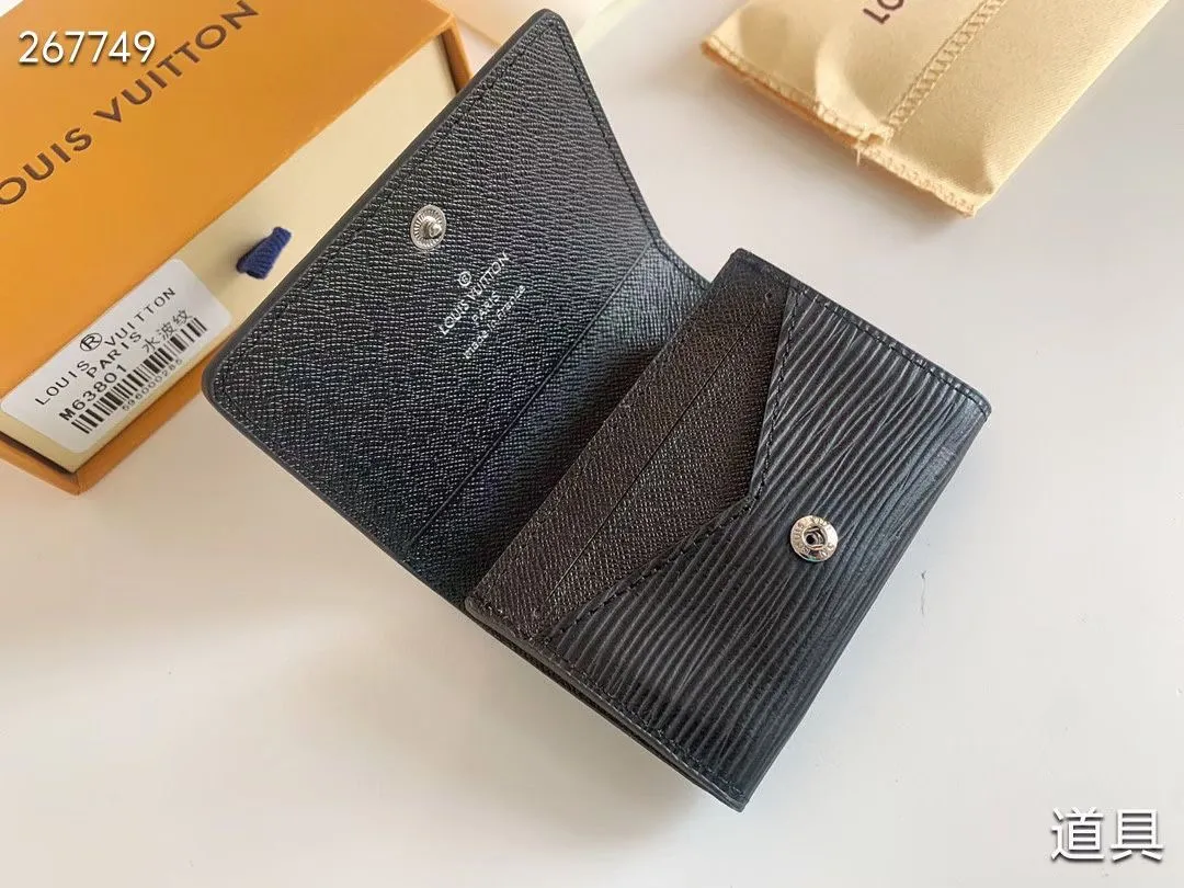P80 💎LV ENVELOPPE CARTE DE VISITE Card Holder Wallet Made of classic Monogram coated canvas, this Enveloppe Carte de Visite card holder allows you to carry business cards or credit cards with you delicately. It can be easily stored in almost any pocket and uses snap buttons to open and close. Style number: M63801. Model: 10.5x 8x1. Coding: nn71/145125/57