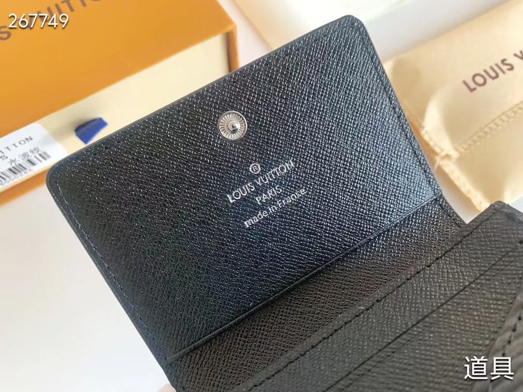 P80 💎LV ENVELOPPE CARTE DE VISITE Card Holder Wallet Made of classic Monogram coated canvas, this Enveloppe Carte de Visite card holder allows you to carry business cards or credit cards with you delicately. It can be easily stored in almost any pocket and uses snap buttons to open and close. Style number: M63801. Model: 10.5x 8x1. Coding: nn71/145125/57