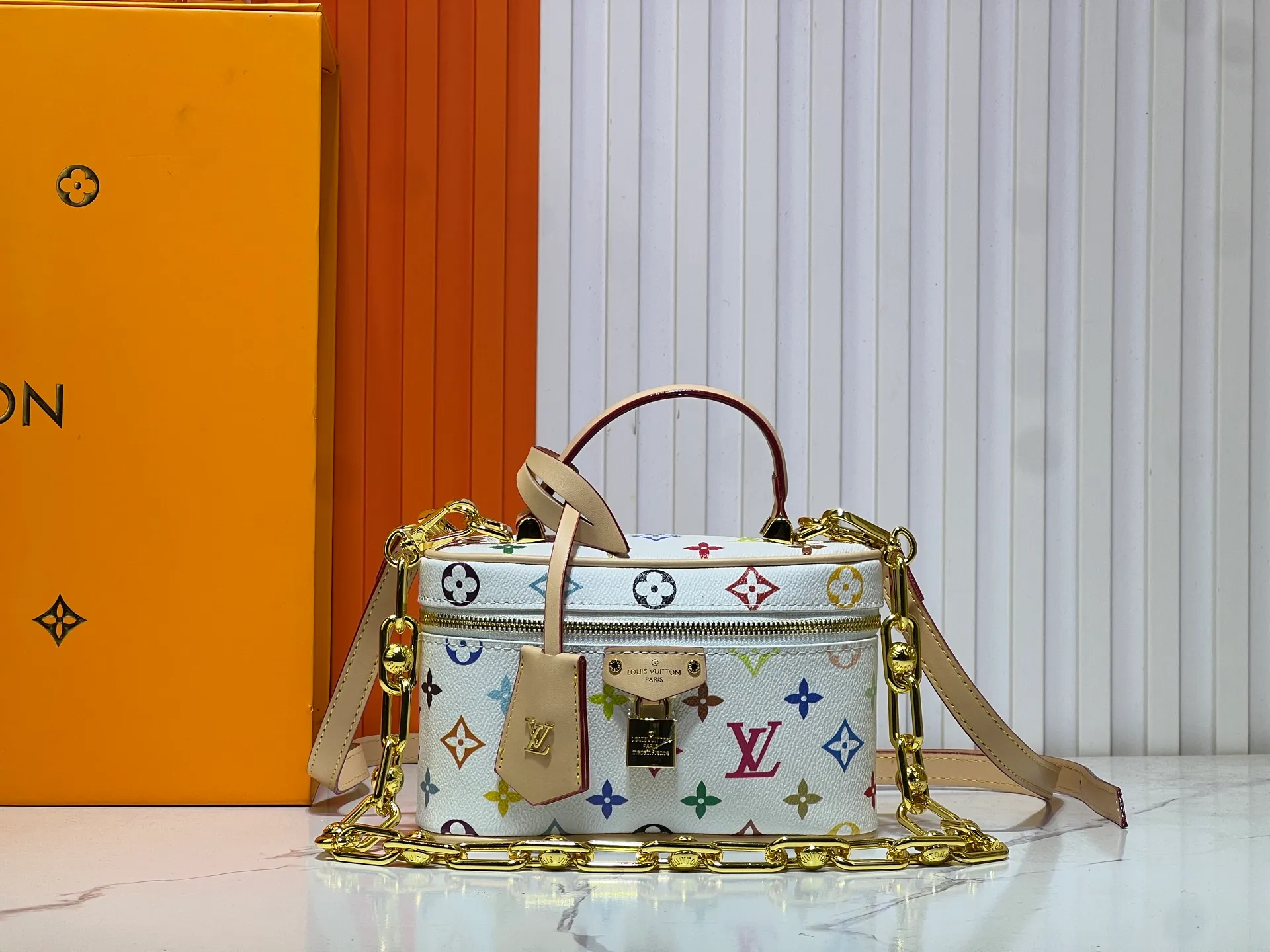 Batch 280💰Takashi Murakami Tricolor Upgraded Original M47125 M42264 Cosmetic Case Vanity Chain Pouch handbag draws inspiration from the classic cosmetic case and interprets the spirit of travel with Monogram canvas. The top handle and detachable braided chain are infused with leather elements, complementing the clean lines of the bag. The LV inscribed padlock and leather key holder continue the iconic details. Dimensions: 19x11.5x6.5cm