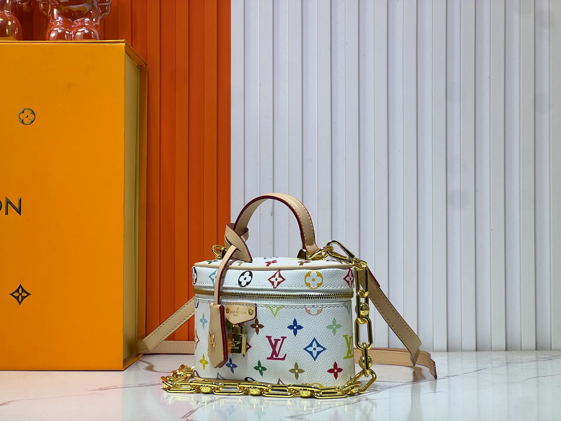 Batch 280💰Takashi Murakami Tricolor Upgraded Original M47125 M42264 Cosmetic Case Vanity Chain Pouch handbag draws inspiration from the classic cosmetic case and interprets the spirit of travel with Monogram canvas. The top handle and detachable braided chain are infused with leather elements, complementing the clean lines of the bag. The LV inscribed padlock and leather key holder continue the iconic details. Dimensions: 19x11.5x6.5cm
