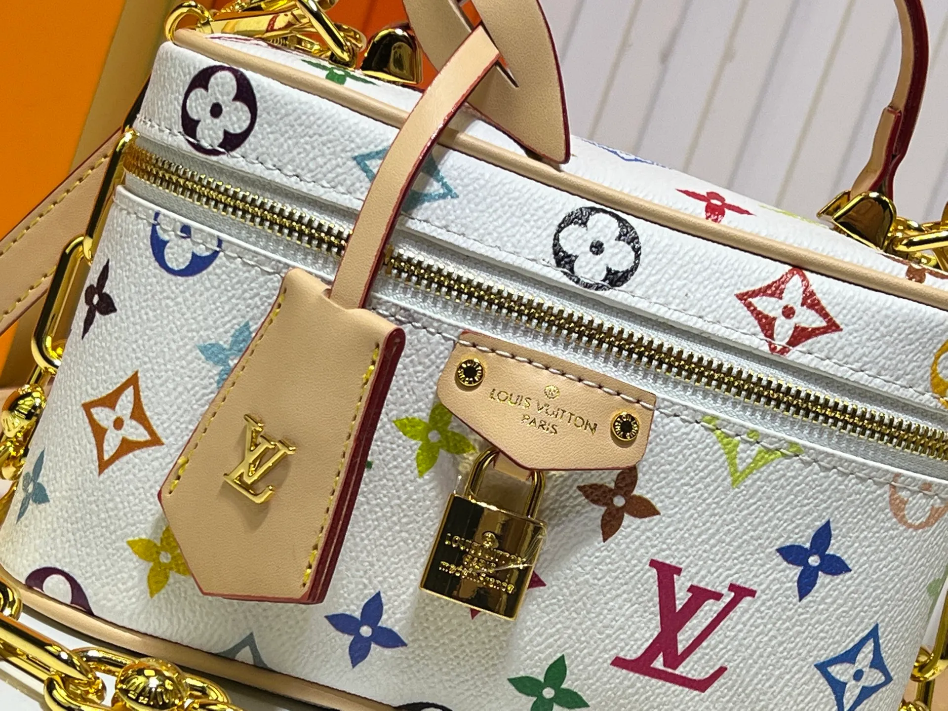 Batch 280💰Takashi Murakami Tricolor Upgraded Original M47125 M42264 Cosmetic Case Vanity Chain Pouch handbag draws inspiration from the classic cosmetic case and interprets the spirit of travel with Monogram canvas. The top handle and detachable braided chain are infused with leather elements, complementing the clean lines of the bag. The LV inscribed padlock and leather key holder continue the iconic details. Dimensions: 19x11.5x6.5cm