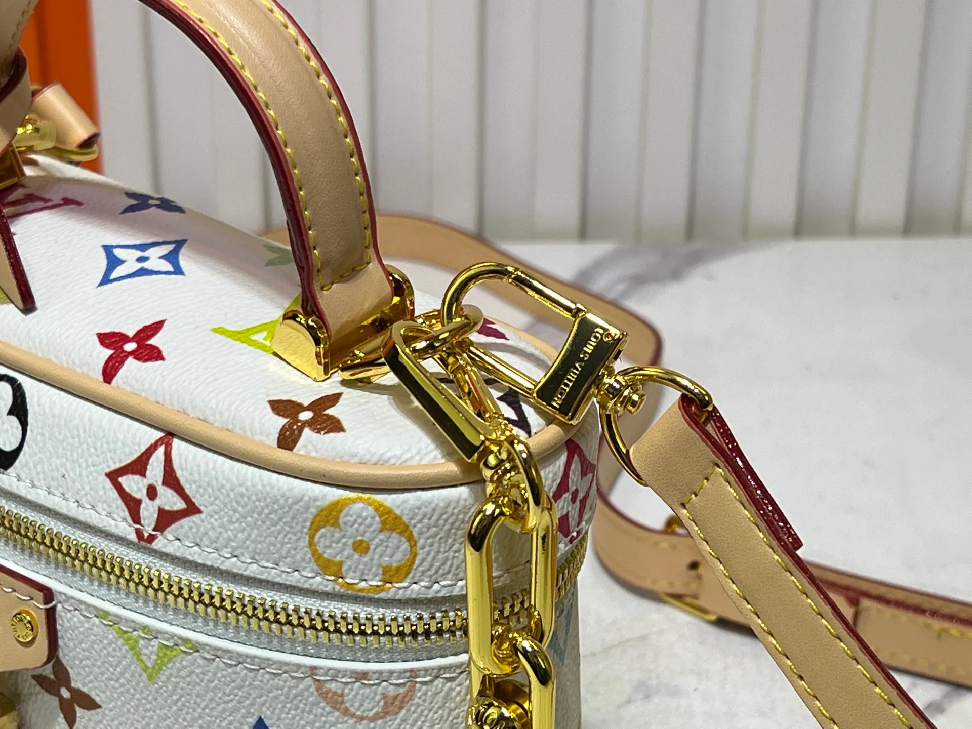 Batch 280💰Takashi Murakami Tricolor Upgraded Original M47125 M42264 Cosmetic Case Vanity Chain Pouch handbag draws inspiration from the classic cosmetic case and interprets the spirit of travel with Monogram canvas. The top handle and detachable braided chain are infused with leather elements, complementing the clean lines of the bag. The LV inscribed padlock and leather key holder continue the iconic details. Dimensions: 19x11.5x6.5cm