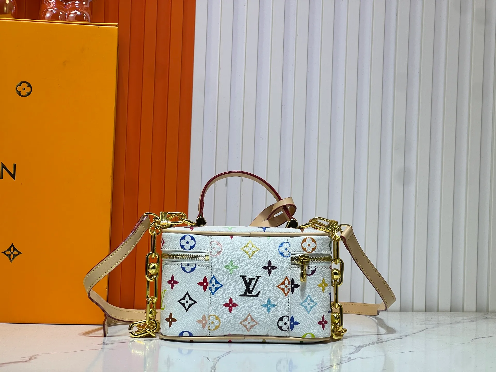 Batch 280💰Takashi Murakami Tricolor Upgraded Original M47125 M42264 Cosmetic Case Vanity Chain Pouch handbag draws inspiration from the classic cosmetic case and interprets the spirit of travel with Monogram canvas. The top handle and detachable braided chain are infused with leather elements, complementing the clean lines of the bag. The LV inscribed padlock and leather key holder continue the iconic details. Dimensions: 19x11.5x6.5cm