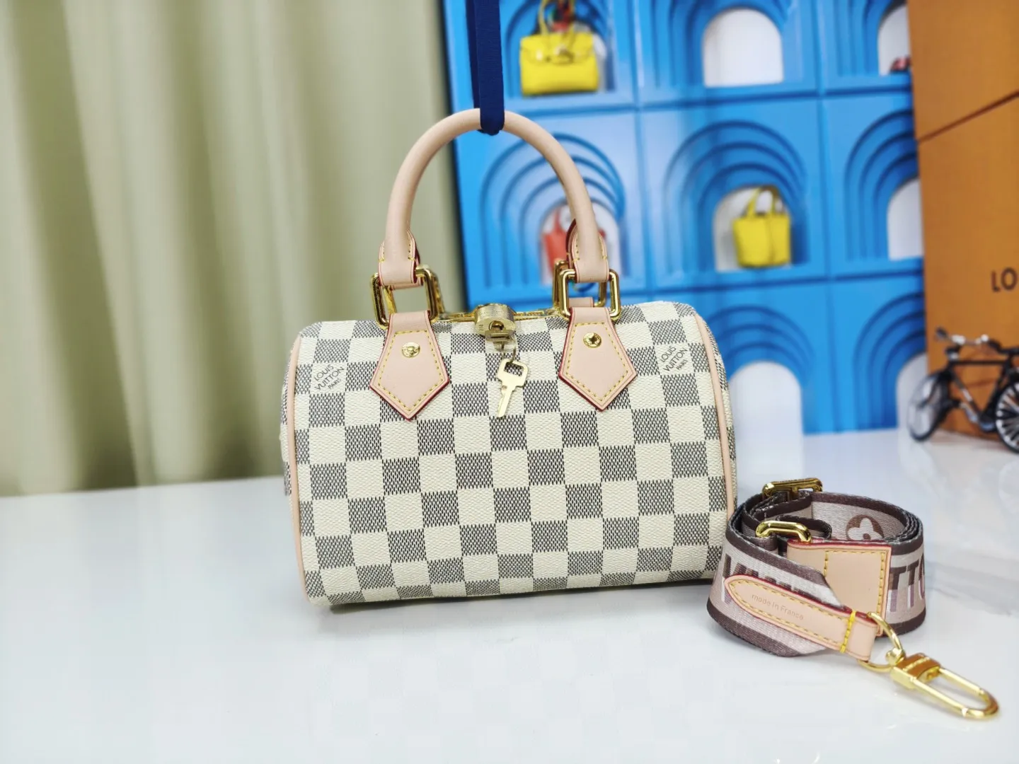 P220💰 M46222.M46234.M45957.M45948Presbyopia This Speedy Bandoulière 20 handbag is made of Monogram canvas, cow leather trim and fabric lining. It continues the classic design of Louis Vuitton Speedy travel bag in a compact size. It is equipped with rolled leather handles and a detachable and adjustable fabric shoulder strap embellished with brand logo texture. Detailed features 20.5 x 13.5 x 12 cm (length x height x width)