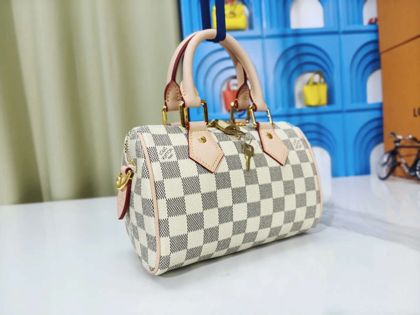 P220💰 M46222.M46234.M45957.M45948Presbyopia This Speedy Bandoulière 20 handbag is made of Monogram canvas, cow leather trim and fabric lining. It continues the classic design of Louis Vuitton Speedy travel bag in a compact size. It is equipped with rolled leather handles and a detachable and adjustable fabric shoulder strap embellished with brand logo texture. Detailed features 20.5 x 13.5 x 12 cm (length x height x width)