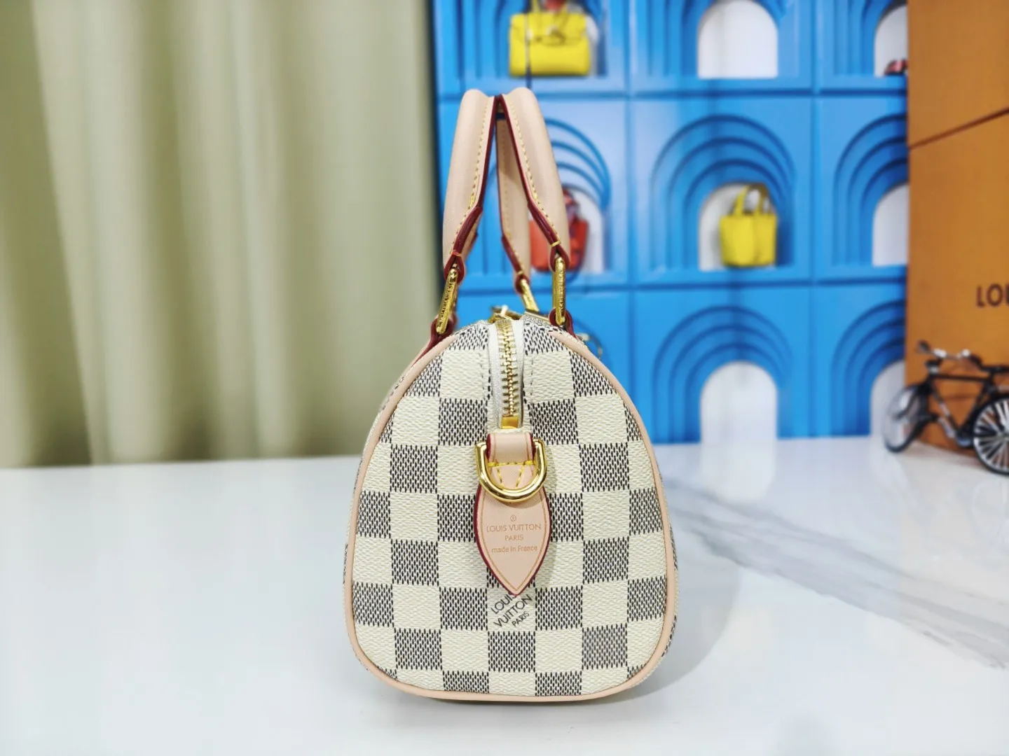 P220💰 M46222.M46234.M45957.M45948Presbyopia This Speedy Bandoulière 20 handbag is made of Monogram canvas, cow leather trim and fabric lining. It continues the classic design of Louis Vuitton Speedy travel bag in a compact size. It is equipped with rolled leather handles and a detachable and adjustable fabric shoulder strap embellished with brand logo texture. Detailed features 20.5 x 13.5 x 12 cm (length x height x width)