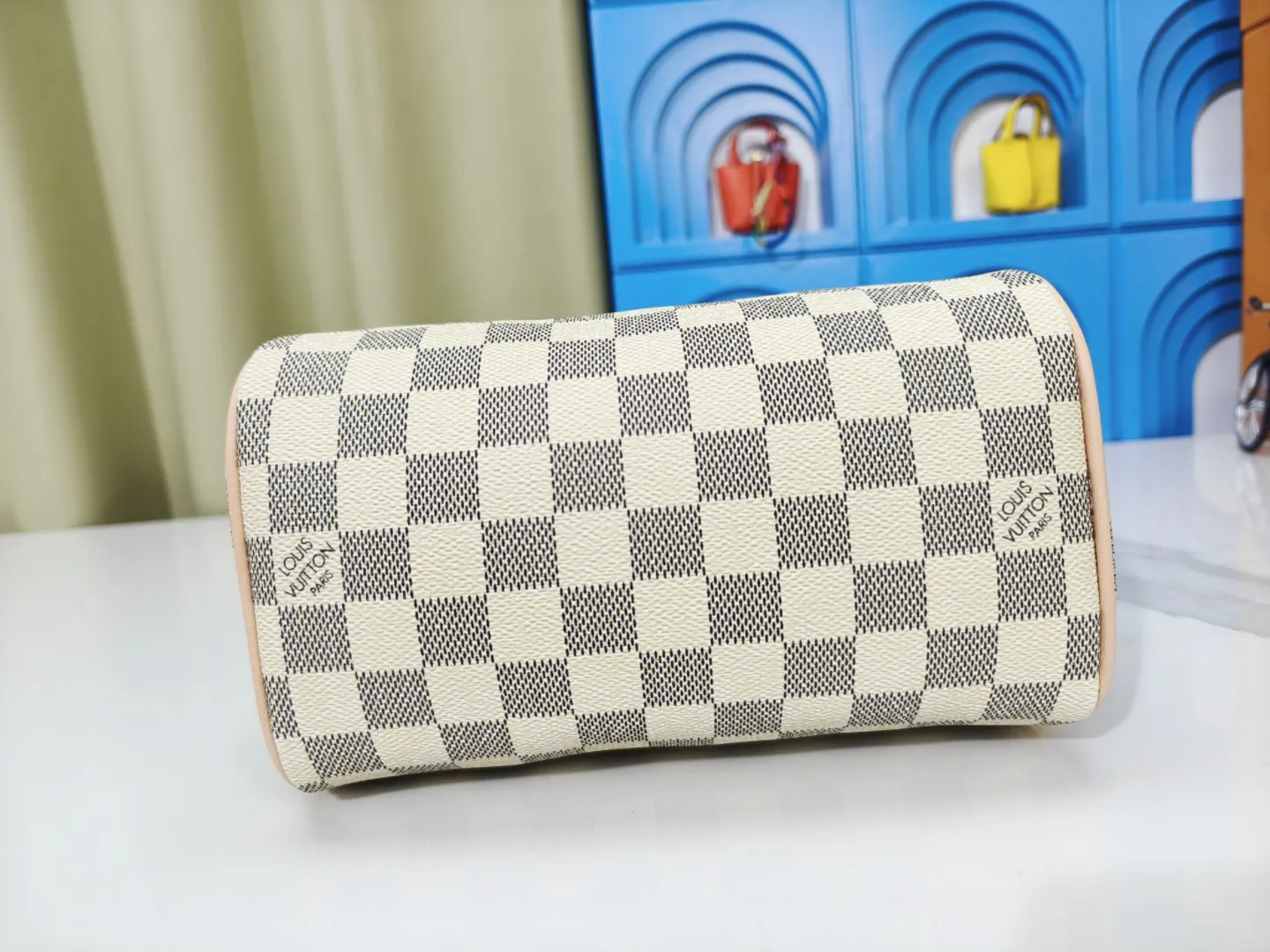 P220💰 M46222.M46234.M45957.M45948Presbyopia This Speedy Bandoulière 20 handbag is made of Monogram canvas, cow leather trim and fabric lining. It continues the classic design of Louis Vuitton Speedy travel bag in a compact size. It is equipped with rolled leather handles and a detachable and adjustable fabric shoulder strap embellished with brand logo texture. Detailed features 20.5 x 13.5 x 12 cm (length x height x width)