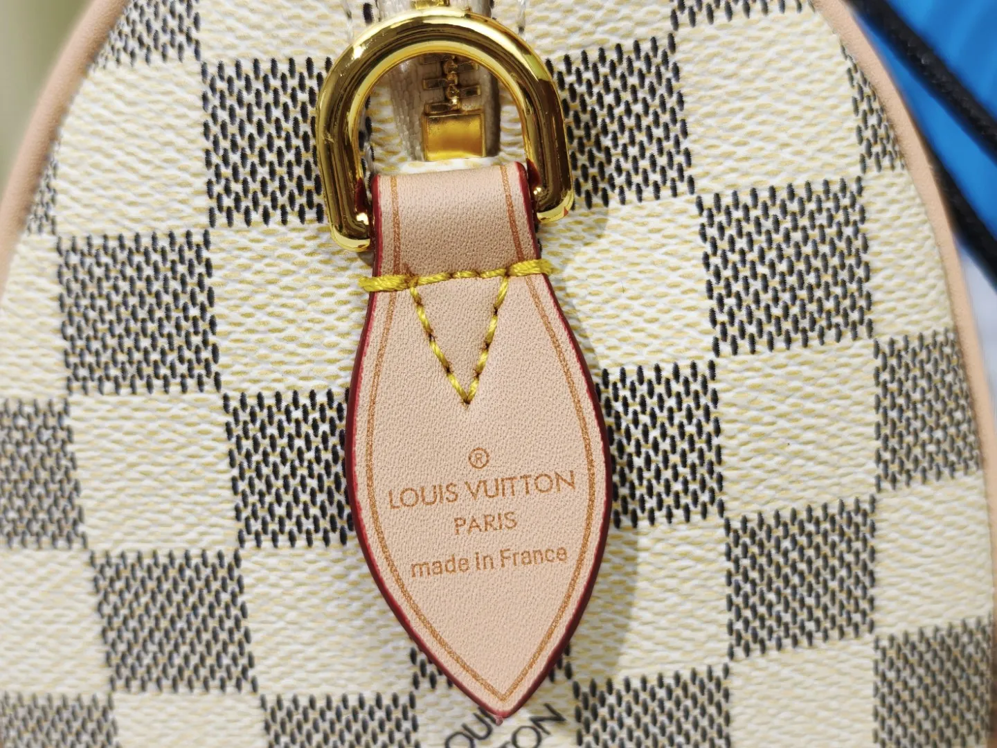 P220💰 M46222.M46234.M45957.M45948Presbyopia This Speedy Bandoulière 20 handbag is made of Monogram canvas, cow leather trim and fabric lining. It continues the classic design of Louis Vuitton Speedy travel bag in a compact size. It is equipped with rolled leather handles and a detachable and adjustable fabric shoulder strap embellished with brand logo texture. Detailed features 20.5 x 13.5 x 12 cm (length x height x width)
