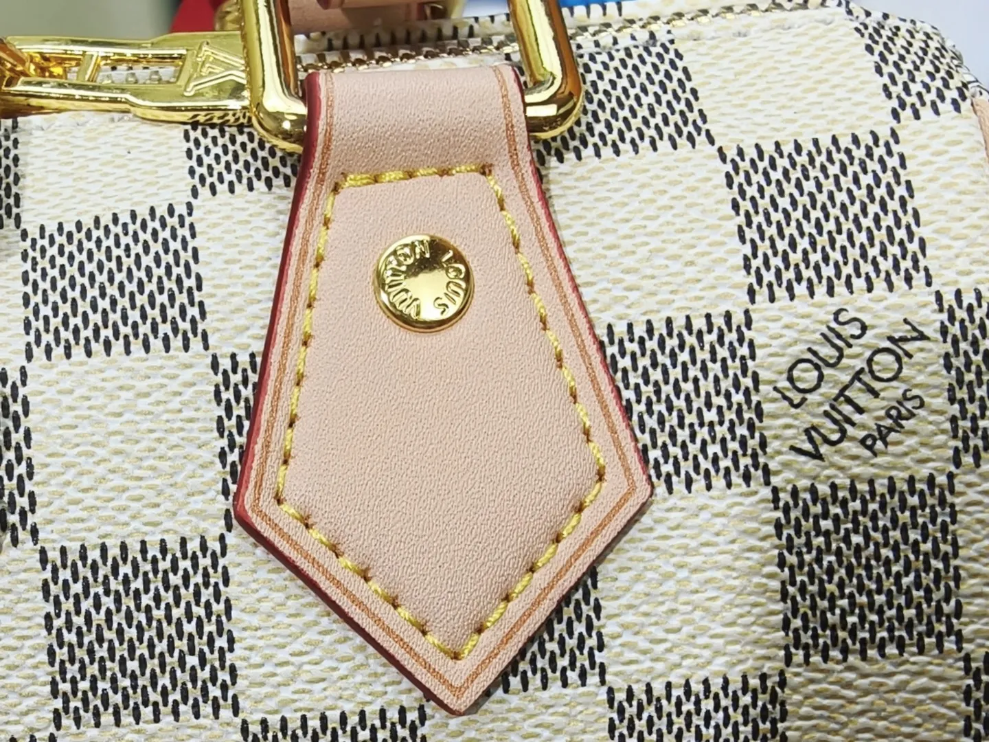 P220💰 M46222.M46234.M45957.M45948Presbyopia This Speedy Bandoulière 20 handbag is made of Monogram canvas, cow leather trim and fabric lining. It continues the classic design of Louis Vuitton Speedy travel bag in a compact size. It is equipped with rolled leather handles and a detachable and adjustable fabric shoulder strap embellished with brand logo texture. Detailed features 20.5 x 13.5 x 12 cm (length x height x width)
