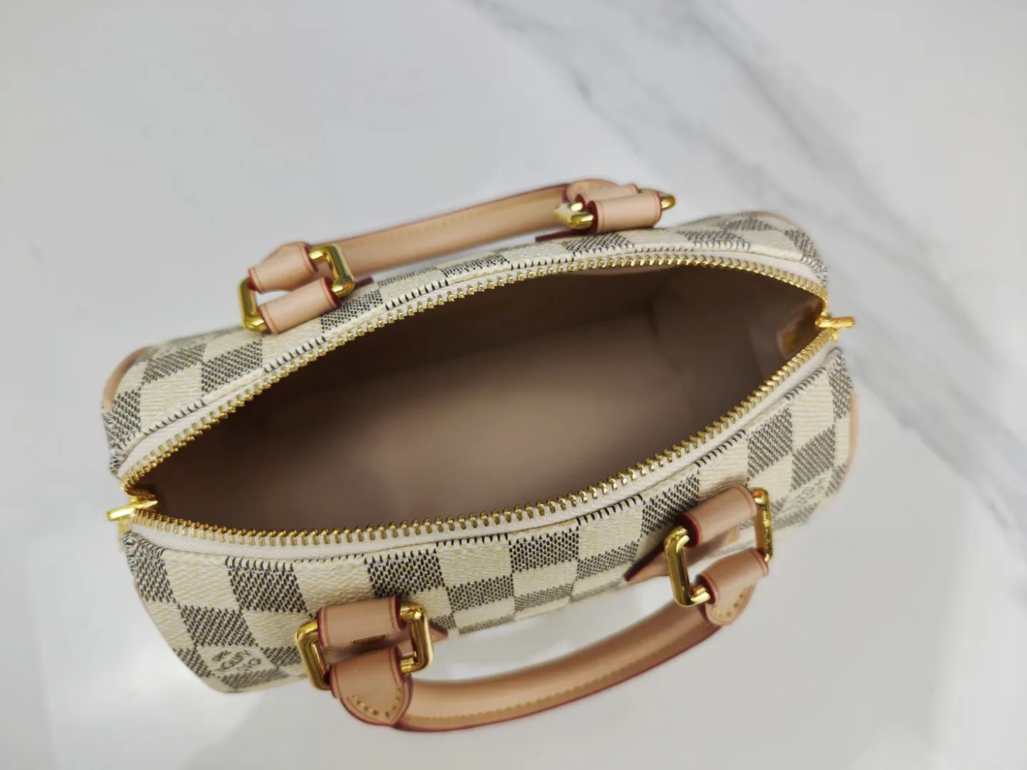 P220💰 M46222.M46234.M45957.M45948Presbyopia This Speedy Bandoulière 20 handbag is made of Monogram canvas, cow leather trim and fabric lining. It continues the classic design of Louis Vuitton Speedy travel bag in a compact size. It is equipped with rolled leather handles and a detachable and adjustable fabric shoulder strap embellished with brand logo texture. Detailed features 20.5 x 13.5 x 12 cm (length x height x width)