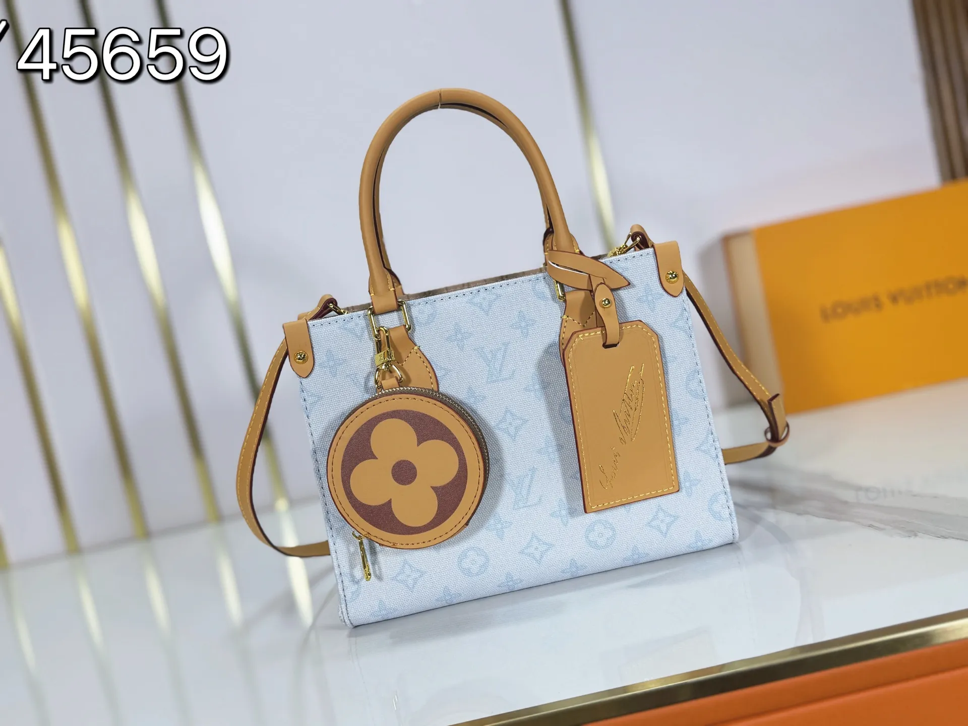P260 upgraded original M28289 M45659 M44571 To celebrate the 130th anniversary of Louis Vuitton's Monogram pattern, this small OnTheGo handbag chooses Monogram Origine Bleu Courrier pattern canvas to reinterpret classic elements from a retro perspective. The shoulder straps, handles and address plaque are cut out of cowhide, and the striped lining and pockets open to reveal. Zipper bag securely stores valuables. Dimensions: 25 x 19 x 11.5 (cm) ((length x height x width)
