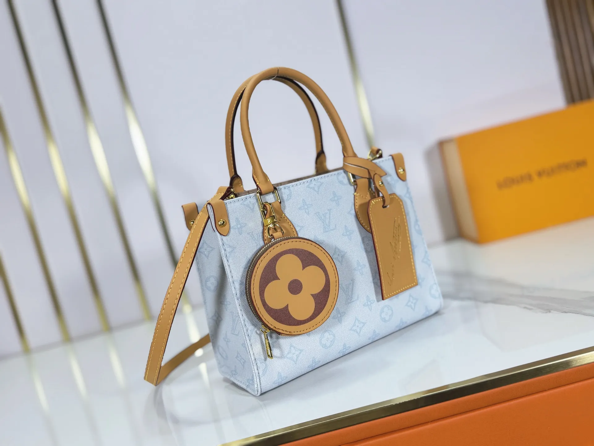 P260 upgraded original M28289 M45659 M44571 To celebrate the 130th anniversary of Louis Vuitton's Monogram pattern, this small OnTheGo handbag chooses Monogram Origine Bleu Courrier pattern canvas to reinterpret classic elements from a retro perspective. The shoulder straps, handles and address plaque are cut out of cowhide, and the striped lining and pockets open to reveal. Zipper bag securely stores valuables. Dimensions: 25 x 19 x 11.5 (cm) ((length x height x width)