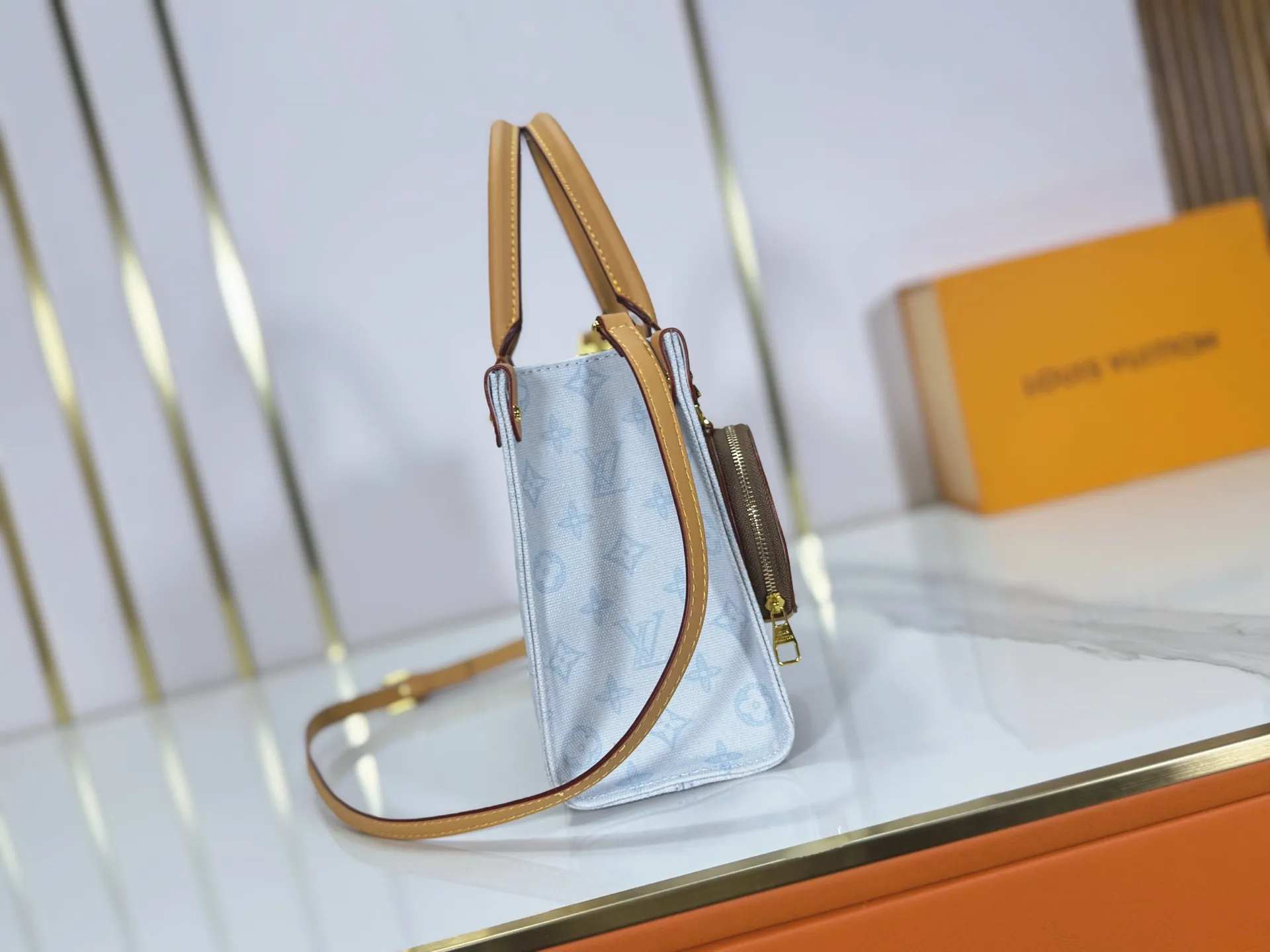 P260 upgraded original M28289 M45659 M44571 To celebrate the 130th anniversary of Louis Vuitton's Monogram pattern, this small OnTheGo handbag chooses Monogram Origine Bleu Courrier pattern canvas to reinterpret classic elements from a retro perspective. The shoulder straps, handles and address plaque are cut out of cowhide, and the striped lining and pockets open to reveal. Zipper bag securely stores valuables. Dimensions: 25 x 19 x 11.5 (cm) ((length x height x width)