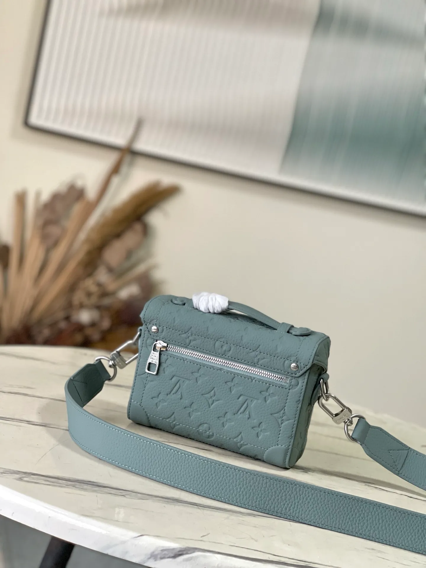 💰1400 (first-grain leather) top original order M13870 green This Soul Trunk handbag is made of soft Monogram embossed Taurillon cow leather to interpret the brand's traditional hard box structure. Reinforced corners Leather details and detachable and adjustable shoulder straps embellish the Monogram pattern body. Cotton lining completes the overall size: 19x15x7cm