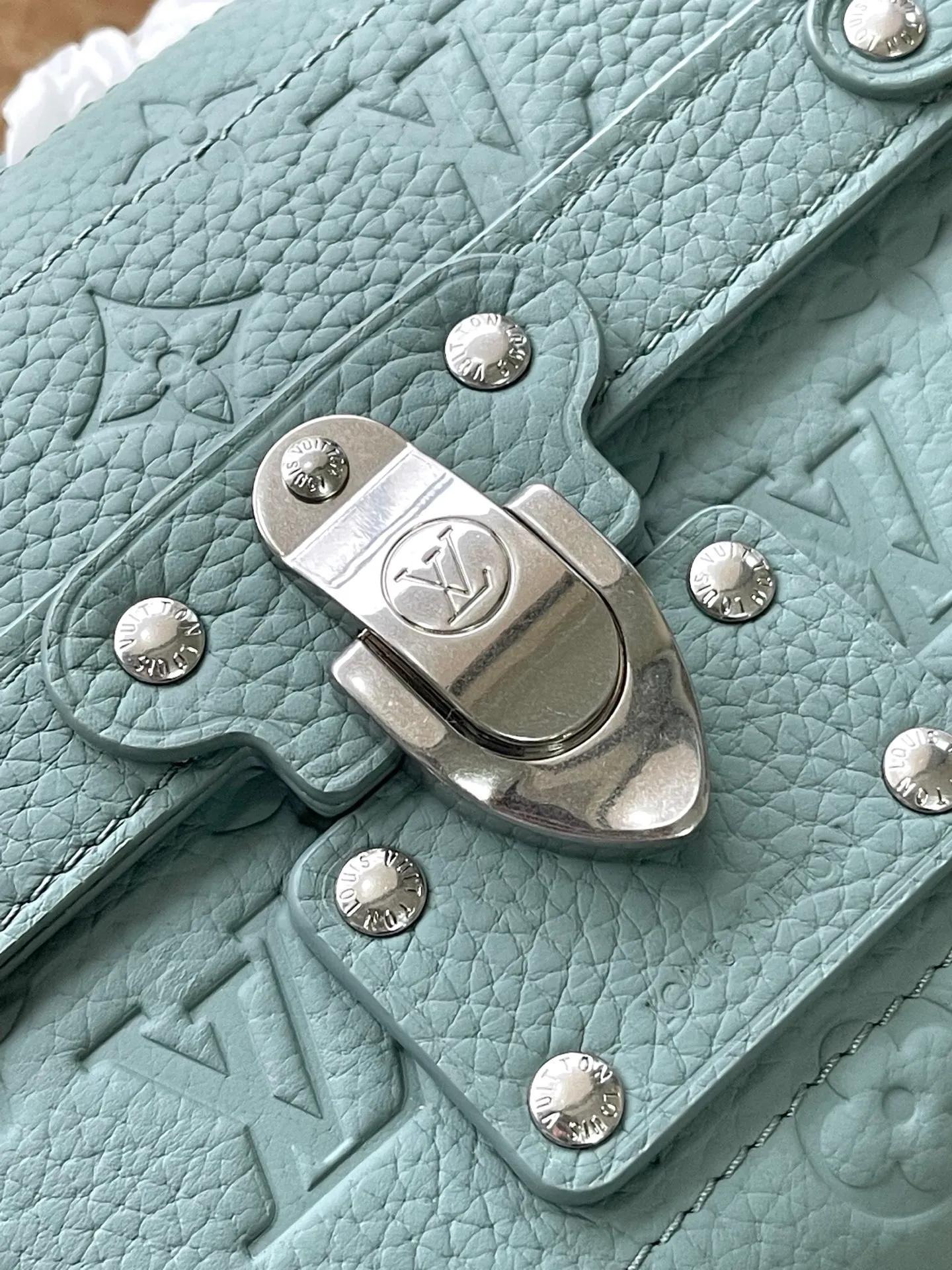 💰1400 (first-grain leather) top original order M13870 green This Soul Trunk handbag is made of soft Monogram embossed Taurillon cow leather to interpret the brand's traditional hard box structure. Reinforced corners Leather details and detachable and adjustable shoulder straps embellish the Monogram pattern body. Cotton lining completes the overall size: 19x15x7cm