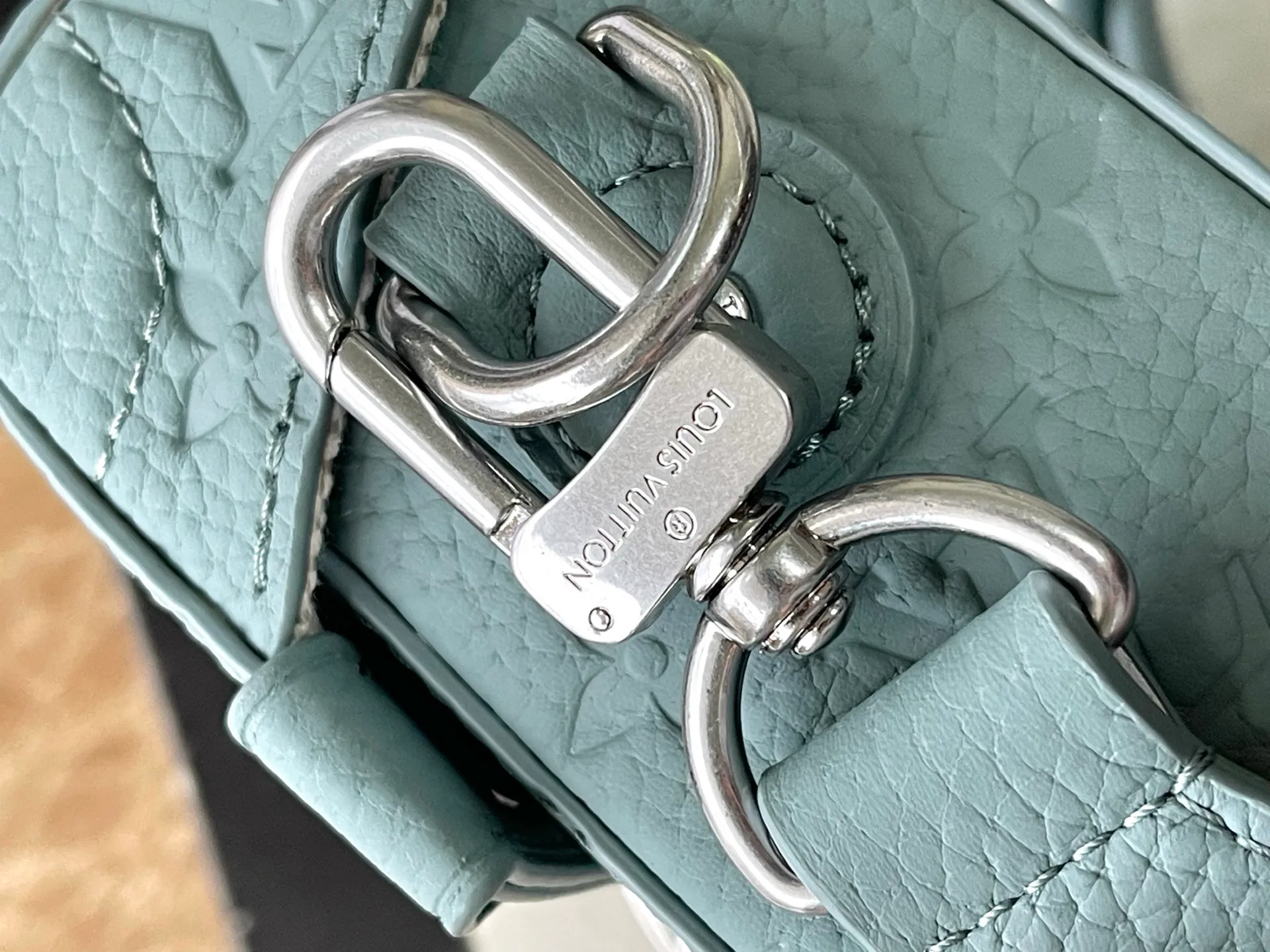 💰1400 (first-grain leather) top original order M13870 green This Soul Trunk handbag is made of soft Monogram embossed Taurillon cow leather to interpret the brand's traditional hard box structure. Reinforced corners Leather details and detachable and adjustable shoulder straps embellish the Monogram pattern body. Cotton lining completes the overall size: 19x15x7cm