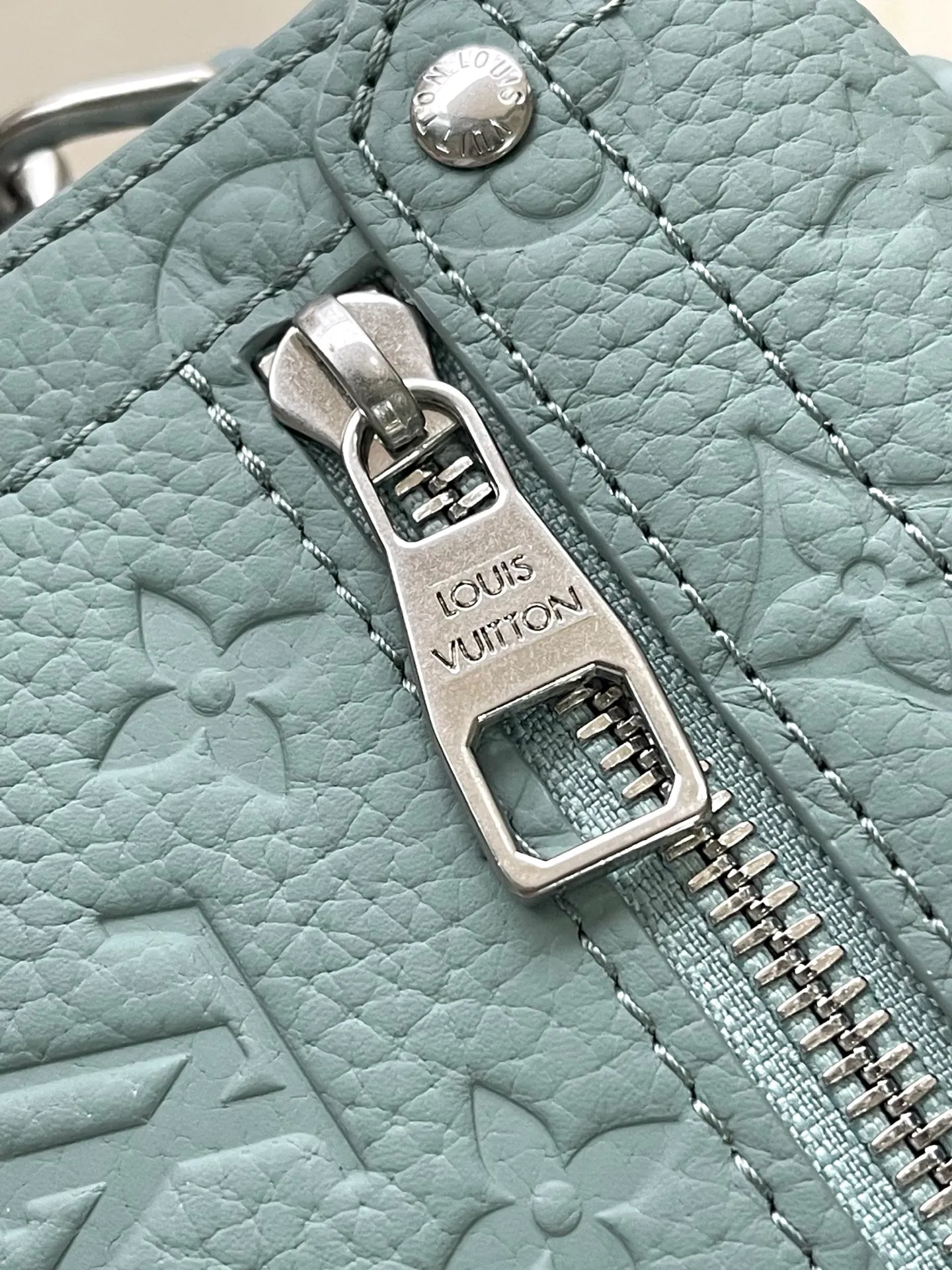 💰1400 (first-grain leather) top original order M13870 green This Soul Trunk handbag is made of soft Monogram embossed Taurillon cow leather to interpret the brand's traditional hard box structure. Reinforced corners Leather details and detachable and adjustable shoulder straps embellish the Monogram pattern body. Cotton lining completes the overall size: 19x15x7cm