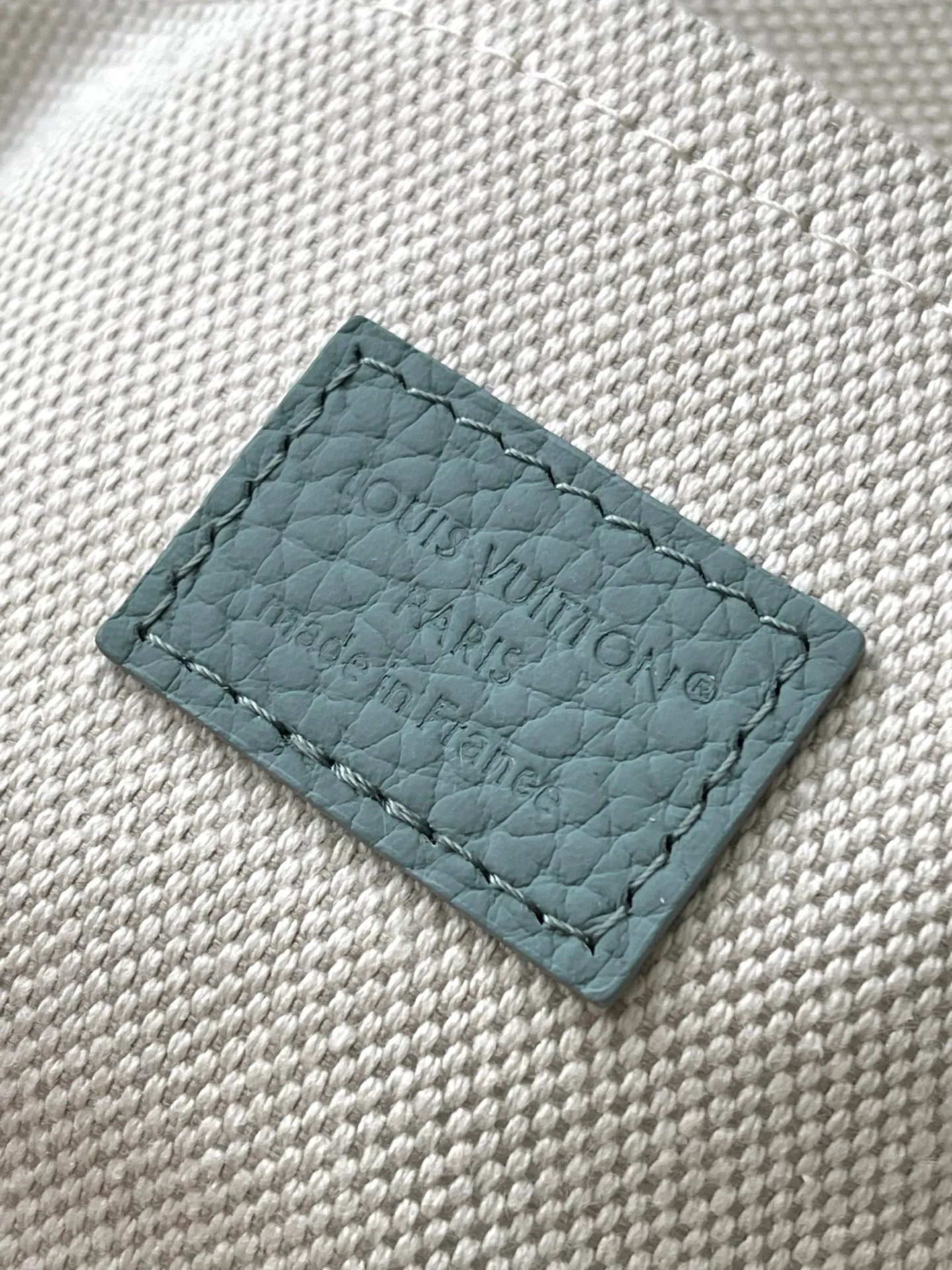 💰1400 (first-grain leather) top original order M13870 green This Soul Trunk handbag is made of soft Monogram embossed Taurillon cow leather to interpret the brand's traditional hard box structure. Reinforced corners Leather details and detachable and adjustable shoulder straps embellish the Monogram pattern body. Cotton lining completes the overall size: 19x15x7cm