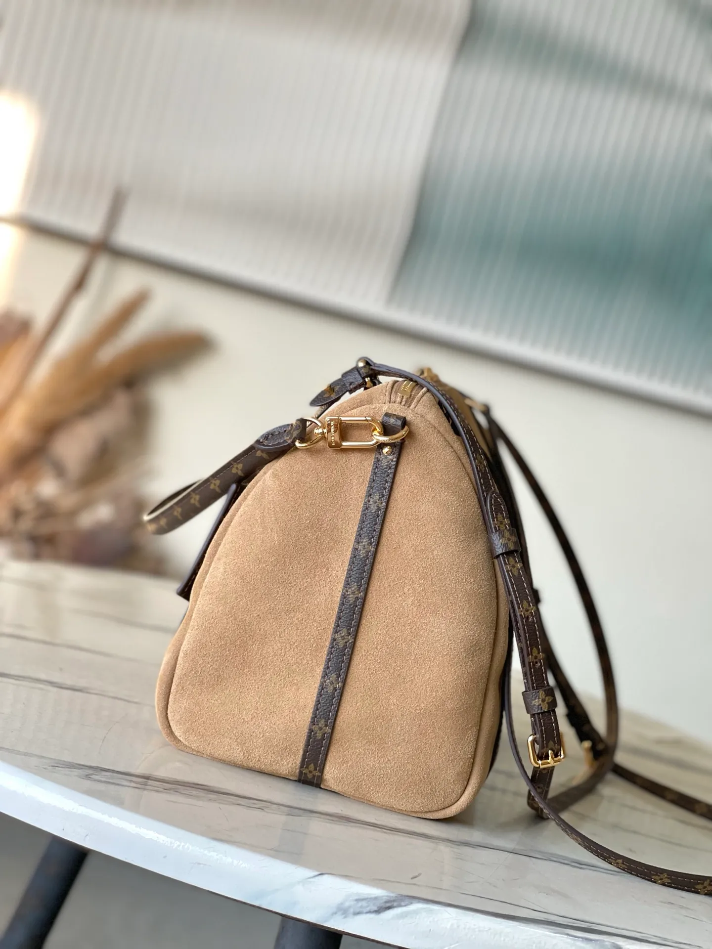 💰1240 (top layer leather) top original order M26358 frosted leather This season’s Express medium handbag is specially crafted for modern women. This iconic design features a calfskin body with classic Monogram canvas trim. The Monogram jacquard lining pays tribute to the brand's long heritage, making it a perfect choice for urban life. It can be worn in various ways at will. The key bag and padlock are the finishing touches, adding subtle details to the overall design. Dimensions: 36 × 24 × 18.5 cm