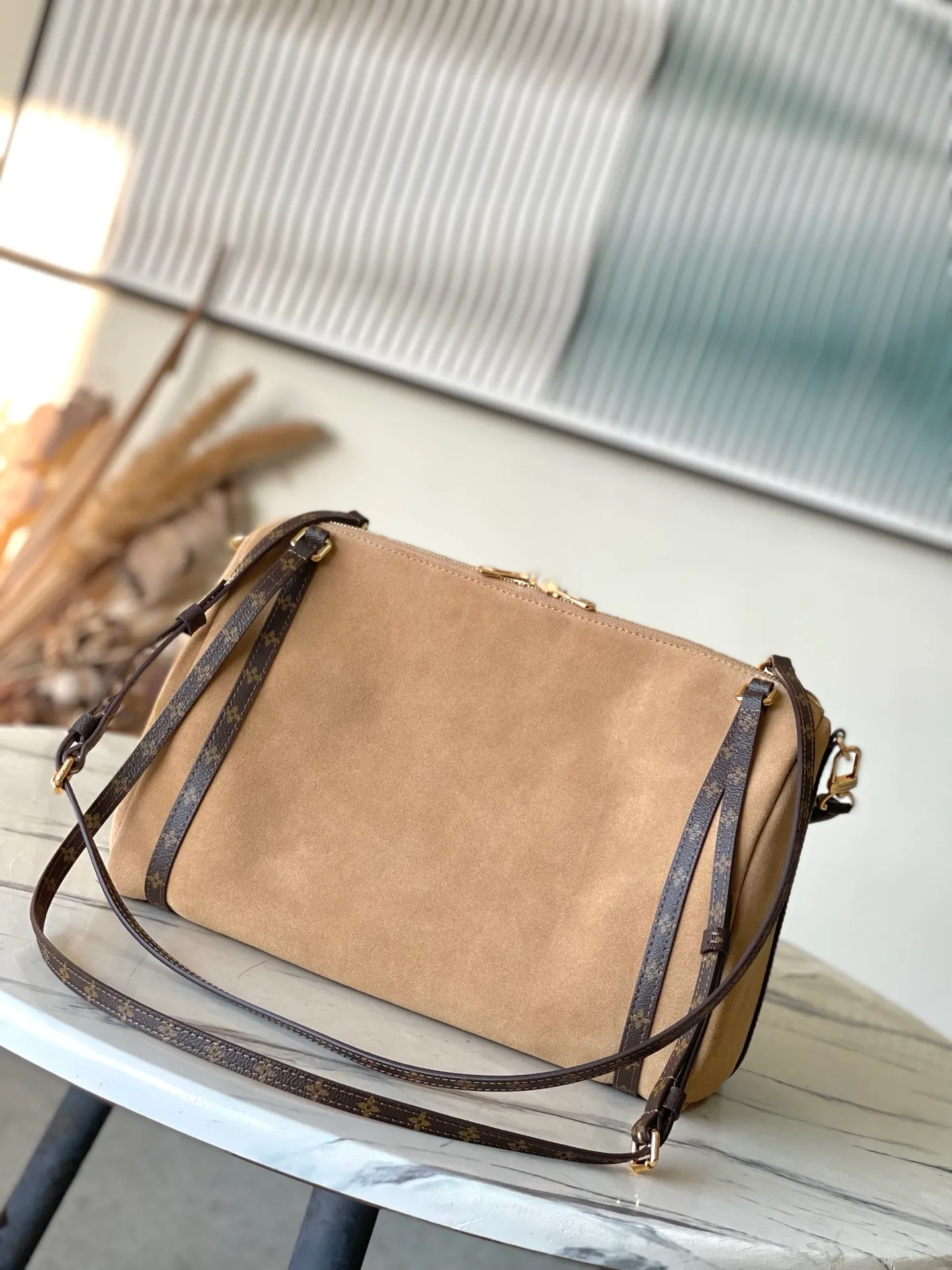 💰1240 (top layer leather) top original order M26358 frosted leather This season’s Express medium handbag is specially crafted for modern women. This iconic design features a calfskin body with classic Monogram canvas trim. The Monogram jacquard lining pays tribute to the brand's long heritage, making it a perfect choice for urban life. It can be worn in various ways at will. The key bag and padlock are the finishing touches, adding subtle details to the overall design. Dimensions: 36 × 24 × 18.5 cm