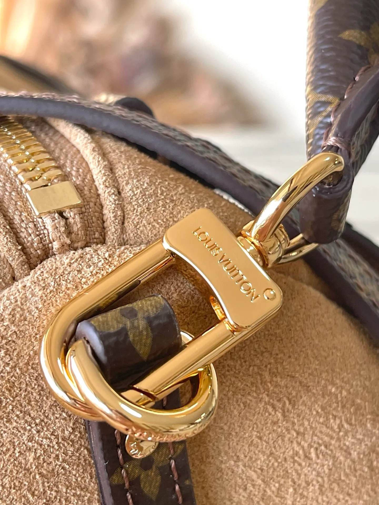 💰1240 (top layer leather) top original order M26358 frosted leather This season’s Express medium handbag is specially crafted for modern women. This iconic design features a calfskin body with classic Monogram canvas trim. The Monogram jacquard lining pays tribute to the brand's long heritage, making it a perfect choice for urban life. It can be worn in various ways at will. The key bag and padlock are the finishing touches, adding subtle details to the overall design. Dimensions: 36 × 24 × 18.5 cm