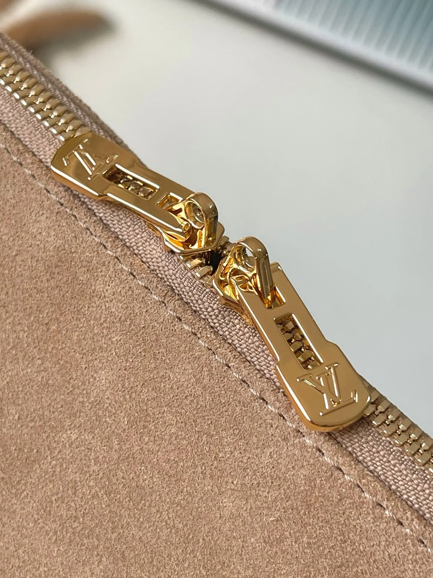 💰1240 (top layer leather) top original order M26358 frosted leather This season’s Express medium handbag is specially crafted for modern women. This iconic design features a calfskin body with classic Monogram canvas trim. The Monogram jacquard lining pays tribute to the brand's long heritage, making it a perfect choice for urban life. It can be worn in various ways at will. The key bag and padlock are the finishing touches, adding subtle details to the overall design. Dimensions: 36 × 24 × 18.5 cm