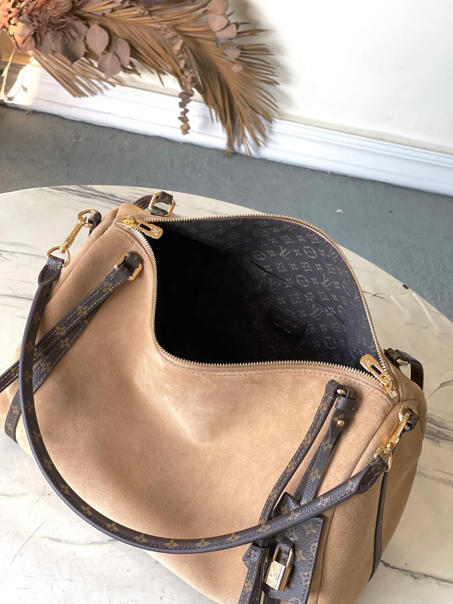 💰1240 (top layer leather) top original order M26358 frosted leather This season’s Express medium handbag is specially crafted for modern women. This iconic design features a calfskin body with classic Monogram canvas trim. The Monogram jacquard lining pays tribute to the brand's long heritage, making it a perfect choice for urban life. It can be worn in various ways at will. The key bag and padlock are the finishing touches, adding subtle details to the overall design. Dimensions: 36 × 24 × 18.5 cm