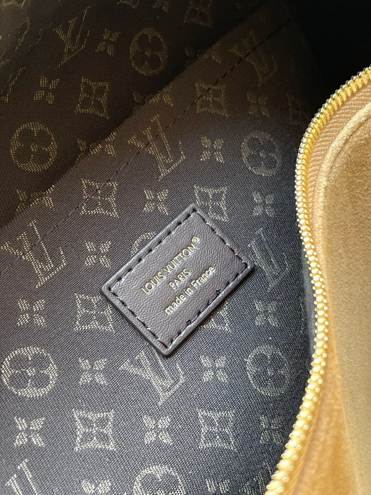 💰1240 (top layer leather) top original order M26358 frosted leather This season’s Express medium handbag is specially crafted for modern women. This iconic design features a calfskin body with classic Monogram canvas trim. The Monogram jacquard lining pays tribute to the brand's long heritage, making it a perfect choice for urban life. It can be worn in various ways at will. The key bag and padlock are the finishing touches, adding subtle details to the overall design. Dimensions: 36 × 24 × 18.5 cm