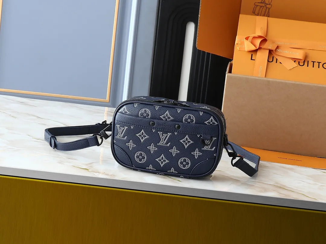 💰260💰Upgraded from the original M83383 M82542 M82544 M82801 mini men's messenger bag series. The new Zly hx NANO ALPHA handbag of the season. The Neo Alpha handbag condenses the design of the past Alpha handbag with rounded strokes and uses soft Monogram Eclipse canvas to build a casual silhouette. The ample space is equipped with a zipper compartment and front patch pocket to hold daily necessities such as mobile phones, cards and keys, and comes with a detachable and adjustable leather shoulder strap. 18.5 x 11 x 6.5 cm.