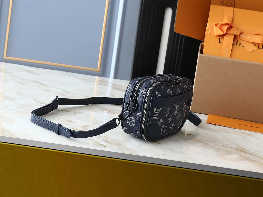 💰260💰Upgraded from the original M83383 M82542 M82544 M82801 mini men's messenger bag series. The new Zly hx NANO ALPHA handbag of the season. The Neo Alpha handbag condenses the design of the past Alpha handbag with rounded strokes and uses soft Monogram Eclipse canvas to build a casual silhouette. The ample space is equipped with a zipper compartment and front patch pocket to hold daily necessities such as mobile phones, cards and keys, and comes with a detachable and adjustable leather shoulder strap. 18.5 x 11 x 6.5 cm.