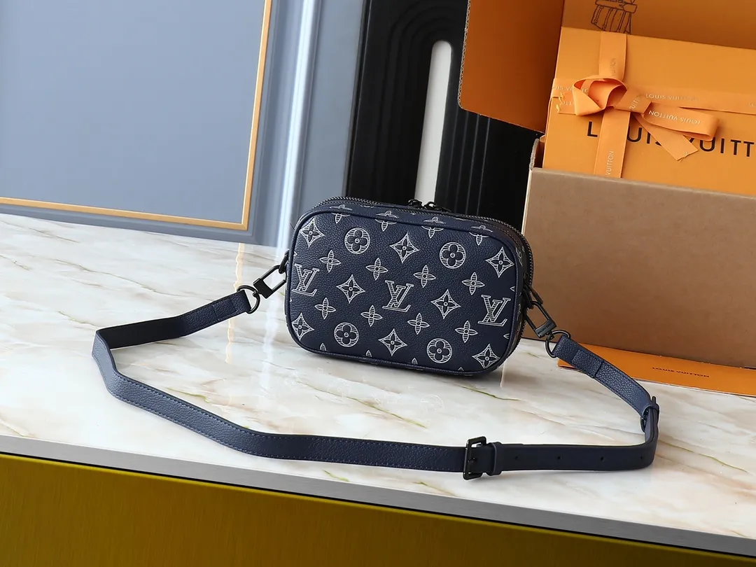 💰260💰Upgraded from the original M83383 M82542 M82544 M82801 mini men's messenger bag series. The new Zly hx NANO ALPHA handbag of the season. The Neo Alpha handbag condenses the design of the past Alpha handbag with rounded strokes and uses soft Monogram Eclipse canvas to build a casual silhouette. The ample space is equipped with a zipper compartment and front patch pocket to hold daily necessities such as mobile phones, cards and keys, and comes with a detachable and adjustable leather shoulder strap. 18.5 x 11 x 6.5 cm.
