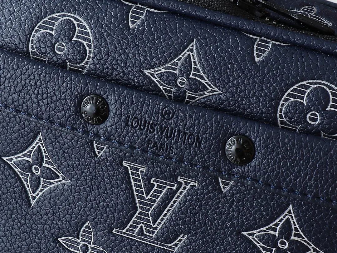 💰260💰Upgraded from the original M83383 M82542 M82544 M82801 mini men's messenger bag series. The new Zly hx NANO ALPHA handbag of the season. The Neo Alpha handbag condenses the design of the past Alpha handbag with rounded strokes and uses soft Monogram Eclipse canvas to build a casual silhouette. The ample space is equipped with a zipper compartment and front patch pocket to hold daily necessities such as mobile phones, cards and keys, and comes with a detachable and adjustable leather shoulder strap. 18.5 x 11 x 6.5 cm.