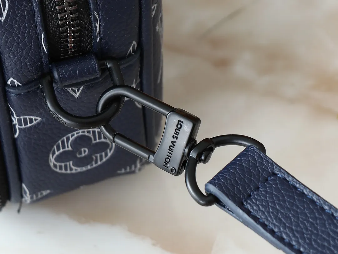 💰260💰Upgraded from the original M83383 M82542 M82544 M82801 mini men's messenger bag series. The new Zly hx NANO ALPHA handbag of the season. The Neo Alpha handbag condenses the design of the past Alpha handbag with rounded strokes and uses soft Monogram Eclipse canvas to build a casual silhouette. The ample space is equipped with a zipper compartment and front patch pocket to hold daily necessities such as mobile phones, cards and keys, and comes with a detachable and adjustable leather shoulder strap. 18.5 x 11 x 6.5 cm.