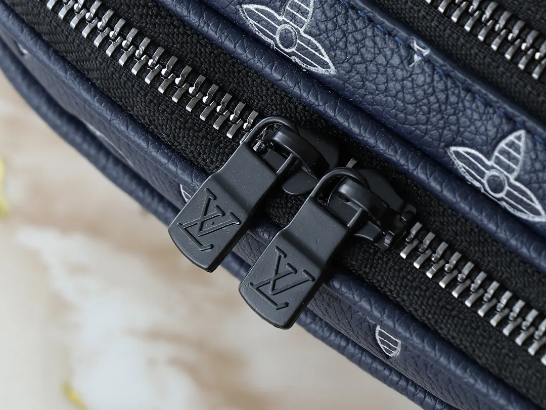 💰260💰Upgraded from the original M83383 M82542 M82544 M82801 mini men's messenger bag series. The new Zly hx NANO ALPHA handbag of the season. The Neo Alpha handbag condenses the design of the past Alpha handbag with rounded strokes and uses soft Monogram Eclipse canvas to build a casual silhouette. The ample space is equipped with a zipper compartment and front patch pocket to hold daily necessities such as mobile phones, cards and keys, and comes with a detachable and adjustable leather shoulder strap. 18.5 x 11 x 6.5 cm.