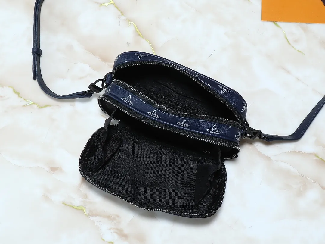 💰260💰Upgraded from the original M83383 M82542 M82544 M82801 mini men's messenger bag series. The new Zly hx NANO ALPHA handbag of the season. The Neo Alpha handbag condenses the design of the past Alpha handbag with rounded strokes and uses soft Monogram Eclipse canvas to build a casual silhouette. The ample space is equipped with a zipper compartment and front patch pocket to hold daily necessities such as mobile phones, cards and keys, and comes with a detachable and adjustable leather shoulder strap. 18.5 x 11 x 6.5 cm.