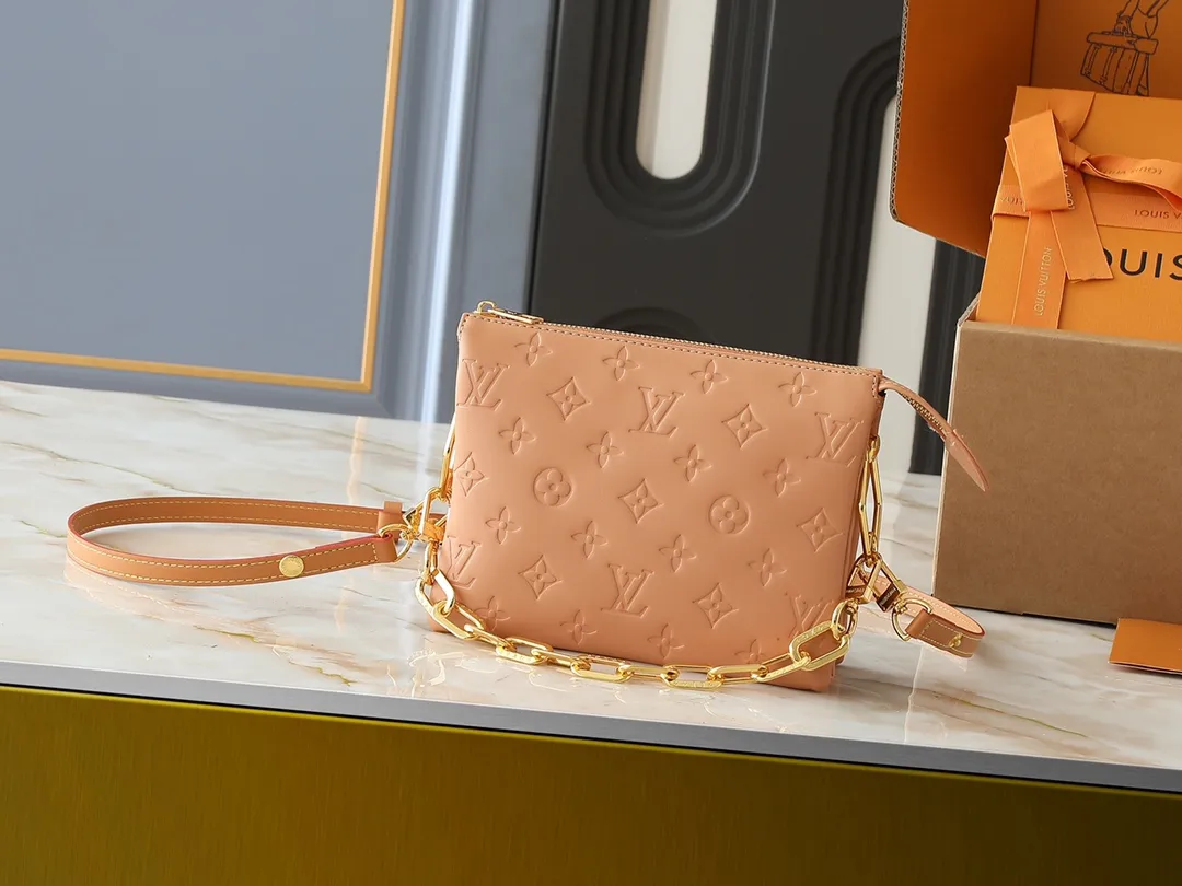 💰240💰Upgraded from the original M59598 M59389 M59396 M13233 M21259 M25218 M20770 M11401 This Coussin BB handbag is made of soft sheep leather with an embossed Monogram pattern. It has an inner compartment in a compact silhouette, making it an elegant choice for both day and night. Both the chunky chain and slim leather strap are removable, allowing for a variety of styling possibilities. Dimensions: 21.0 x 16.0 x 7.0 cm (length x height x width)