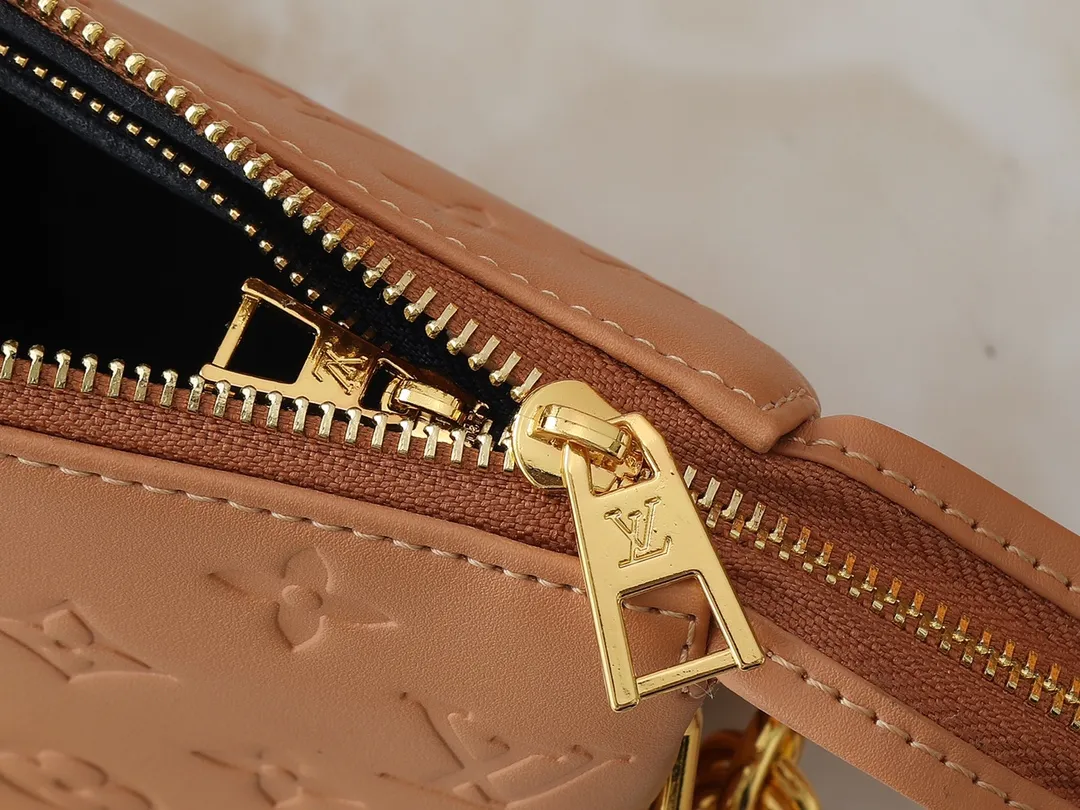 💰240💰Upgraded from the original M59598 M59389 M59396 M13233 M21259 M25218 M20770 M11401 This Coussin BB handbag is made of soft sheep leather with an embossed Monogram pattern. It has an inner compartment in a compact silhouette, making it an elegant choice for both day and night. Both the chunky chain and slim leather strap are removable, allowing for a variety of styling possibilities. Dimensions: 21.0 x 16.0 x 7.0 cm (length x height x width)