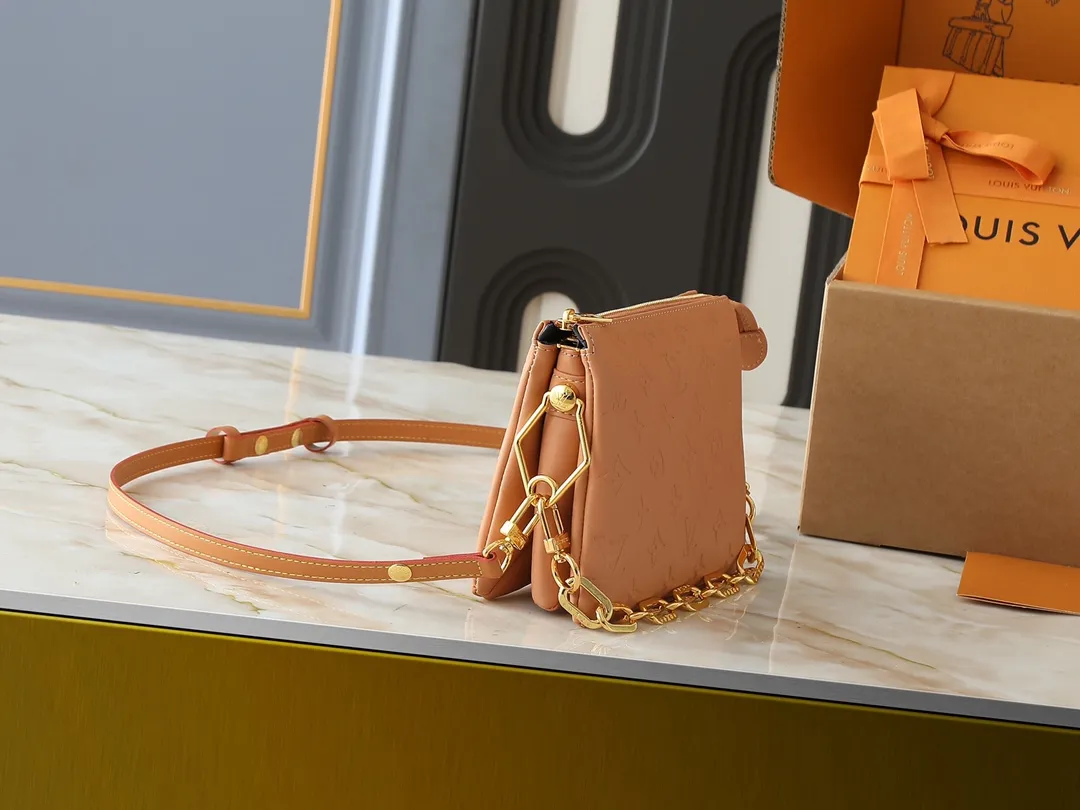 💰240💰Upgraded from the original M59598 M59389 M59396 M13233 M21259 M25218 M20770 M11401 This Coussin BB handbag is made of soft sheep leather with an embossed Monogram pattern. It has an inner compartment in a compact silhouette, making it an elegant choice for both day and night. Both the chunky chain and slim leather strap are removable, allowing for a variety of styling possibilities. Dimensions: 21.0 x 16.0 x 7.0 cm (length x height x width)