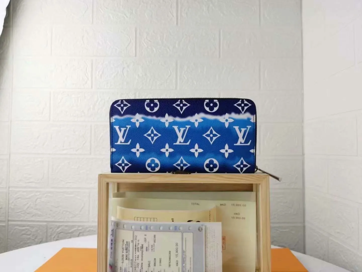 P130M69110 LV ESCALE ZIPPY WALLET Louis Vuitton’s classic Zippy wallet gets a new look in the LV Escale leather goods and accessories collection for the summer of 2020. The tie-dye effect of Monogram Giant canvas conveys the beauty of traditional Japanese tie-dyeing technology, and the zipper design securely protects pockets, compartments and card slots. Detailed features, 19.5x 10.5x 2.5 cm (LxHxW) Monogram coated canvas Cowhide lining Metal hardware, zipper closure, large accordion compartment, open bill compartment, zippered coin pocket, internal patch pocket, card slot.